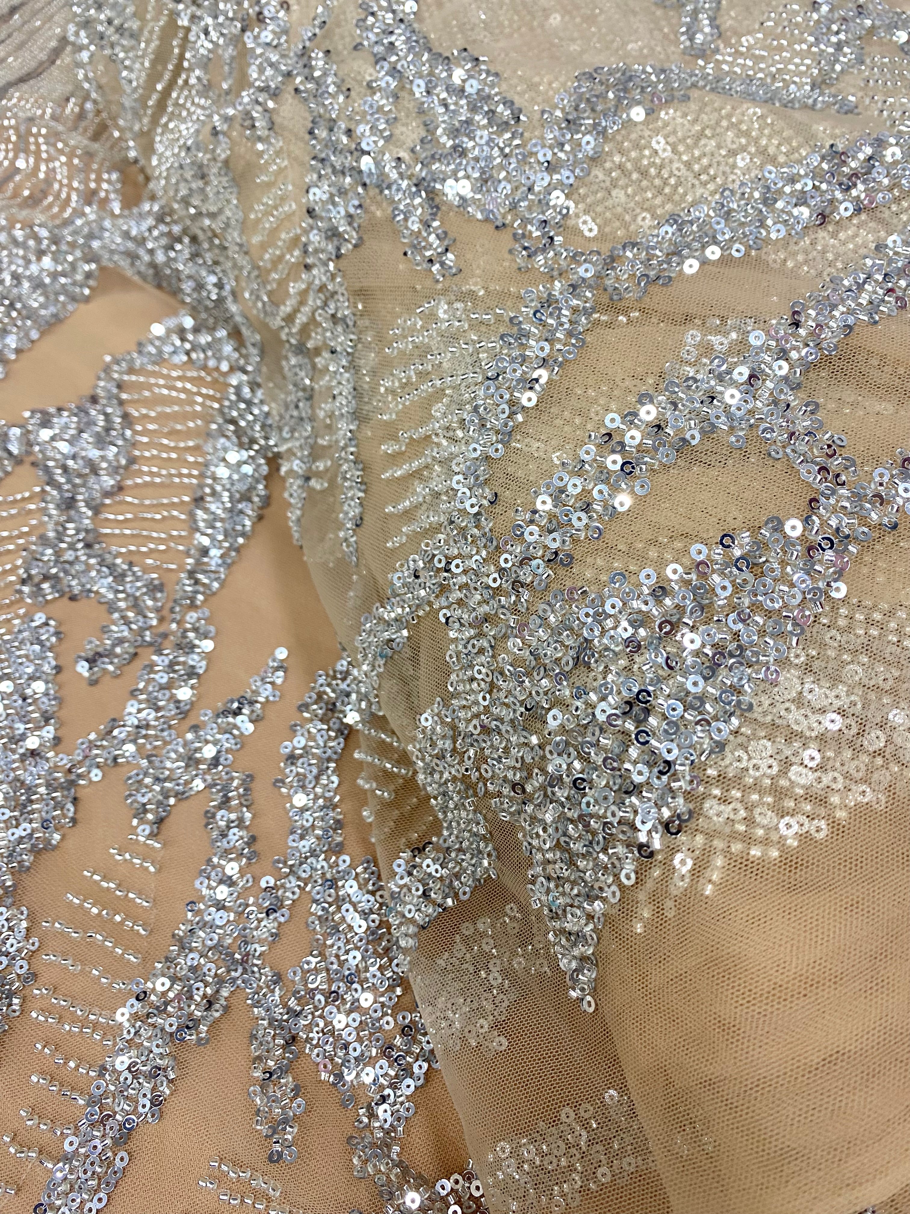 Csipke Couture ezüst tüll nude alapon geometrikus mintával, gyöngyökkel és flitterekkel