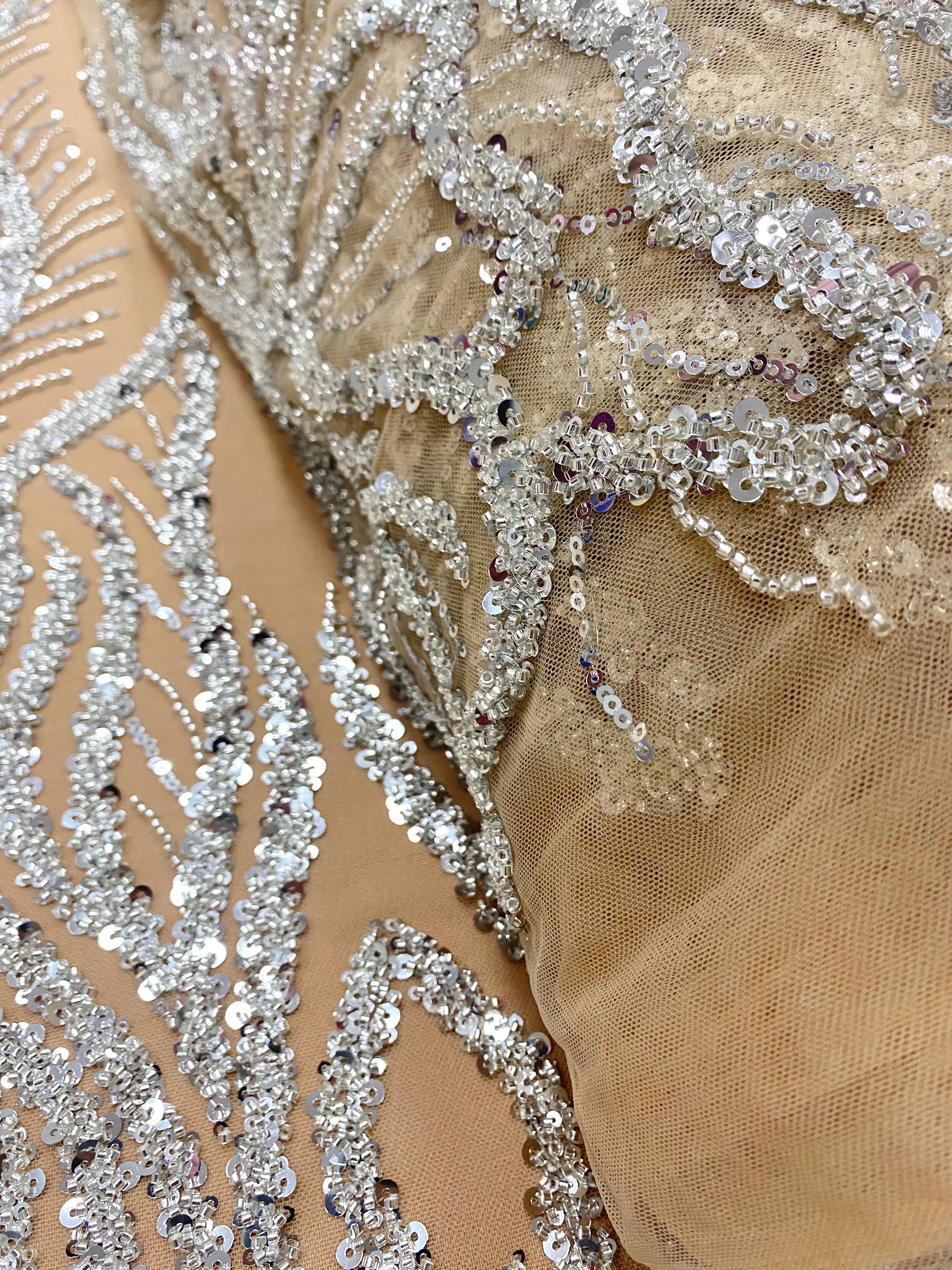 Csipke Couture ezüst tüll nude panellel, gyöngyökkel és flitterekkel