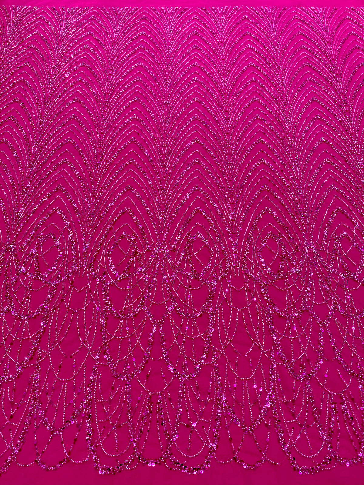 Dantela Couture Fucsia geometriai mintával, gyöngyökkel és flitterekkel