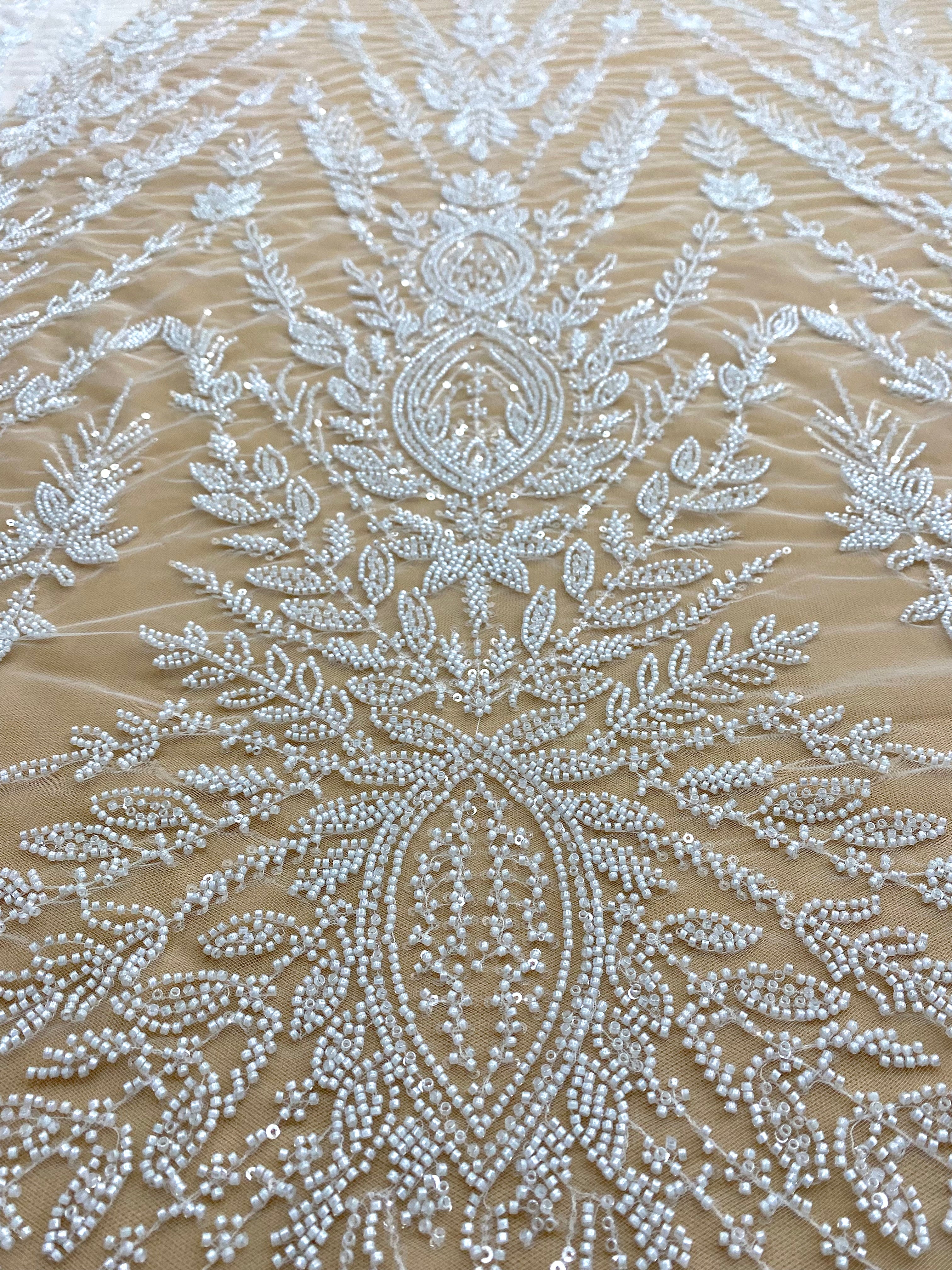 Dantela Couture Ivory szimmetrikus mintával, gyöngyökkel és flitterekkel