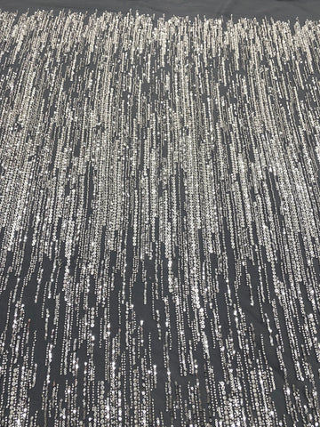 Csipke Couture ezüst színben antracitszürke tüllön, lineáris mintával, gyöngyökkel és flitterekkel