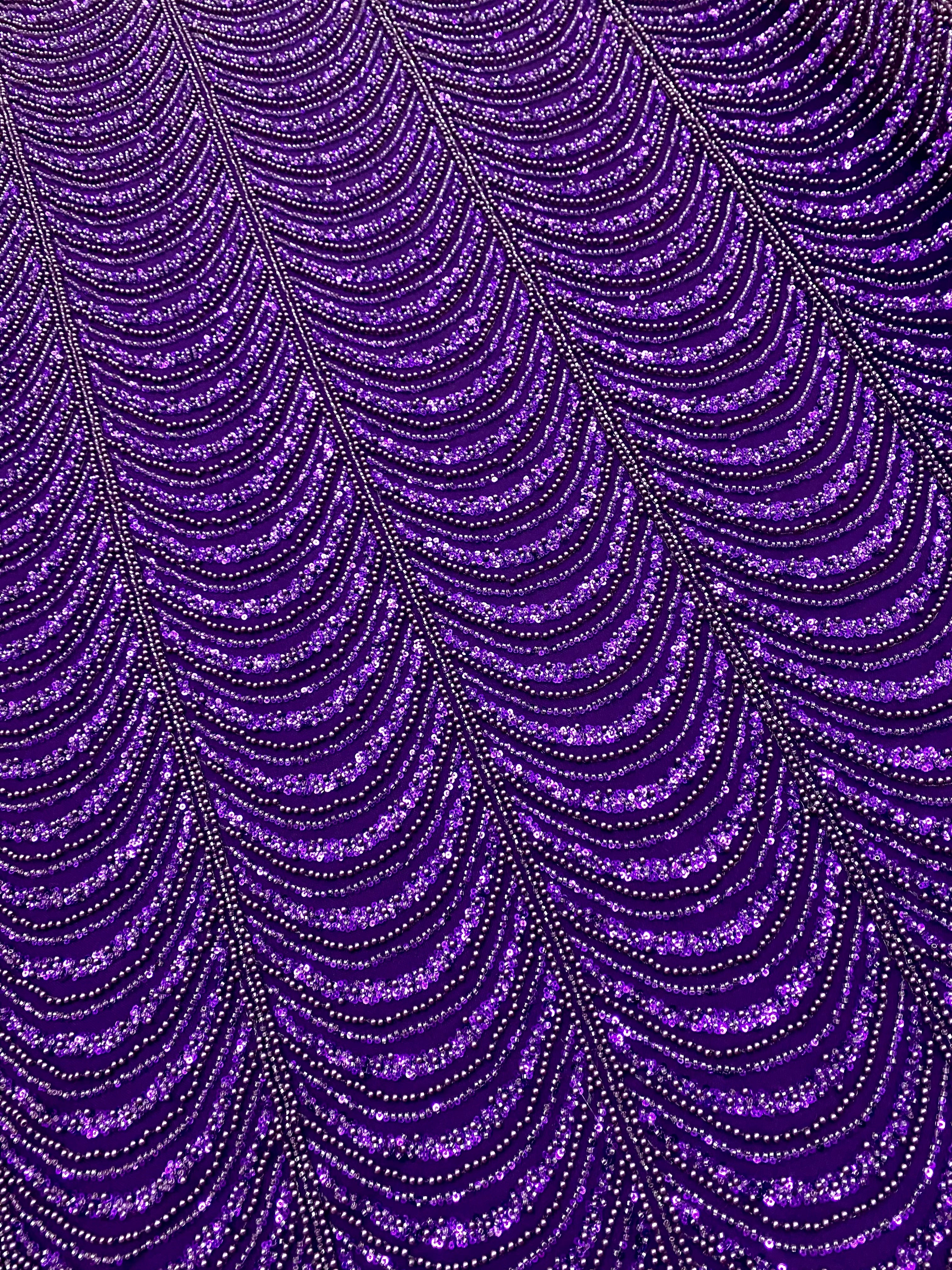 Sötétlila Couture csipke geometriai mintával, gyöngyökkel, gyöngyöcskékkel és flitterekkel