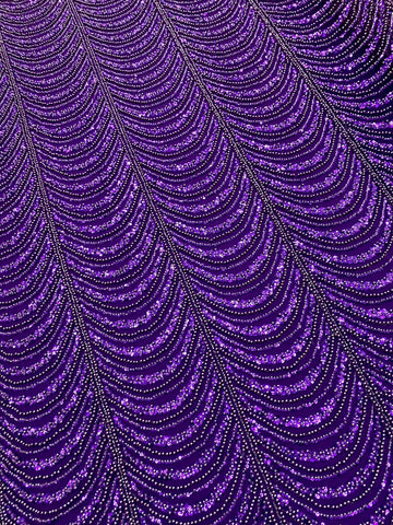 Sötétlila Couture csipke geometriai mintával, gyöngyökkel, gyöngyöcskékkel és flitterekkel