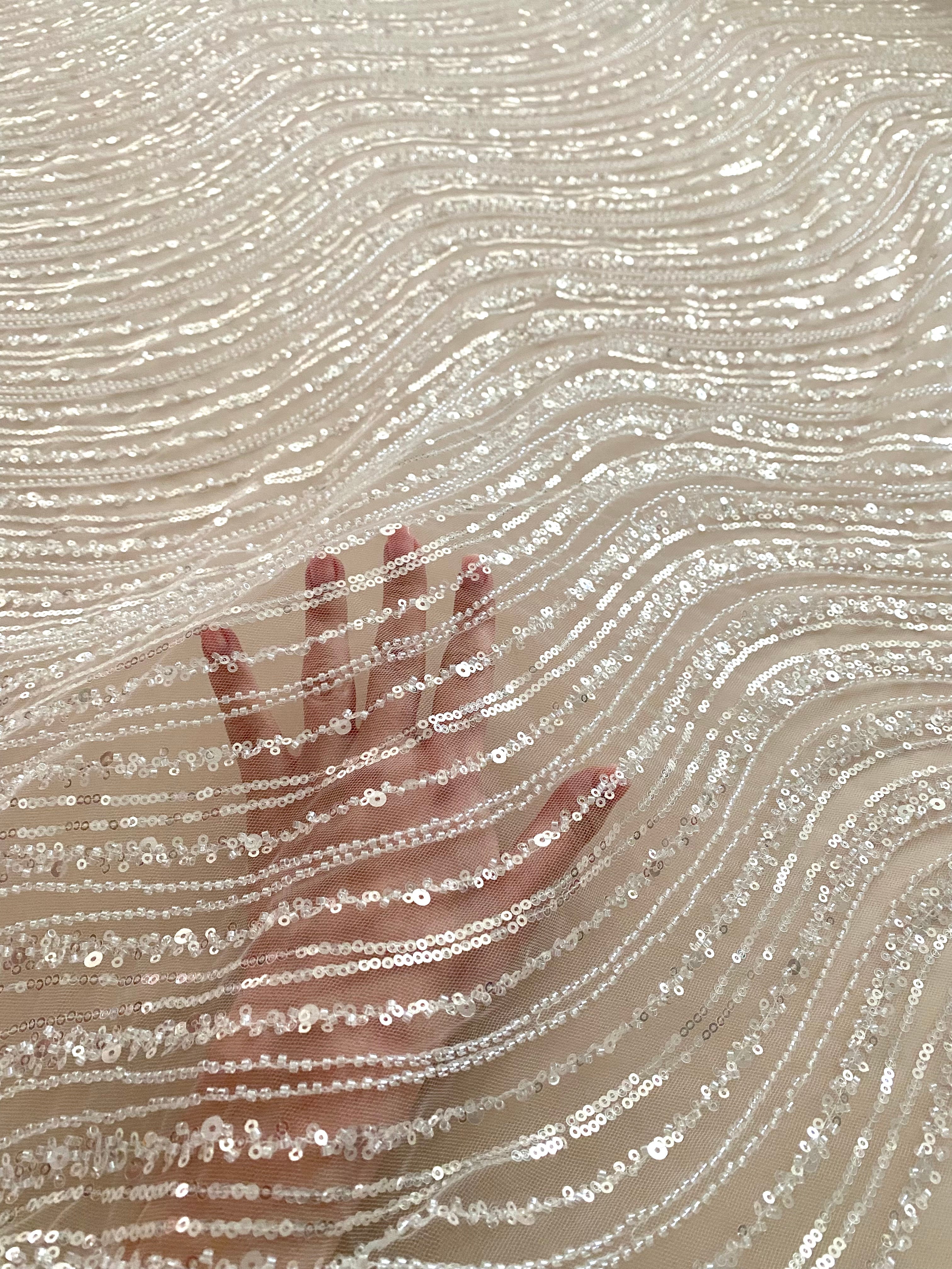 Dantela Couture Diamond lineáris mintával, gyöngyökkel és flitterekkel