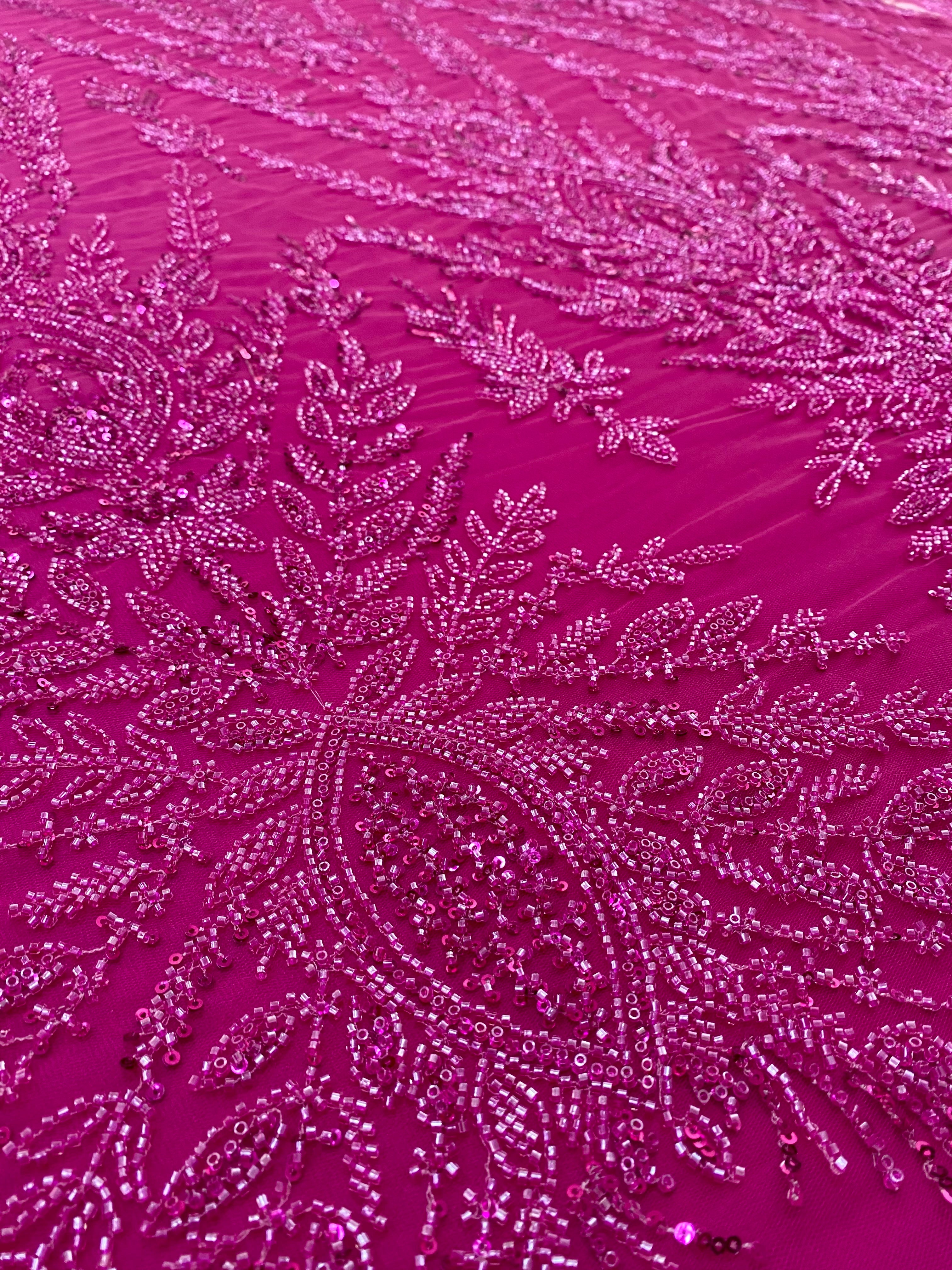 Dantela Couture Fucsia szimmetrikus mintával, gyöngyökkel és flitterekkel