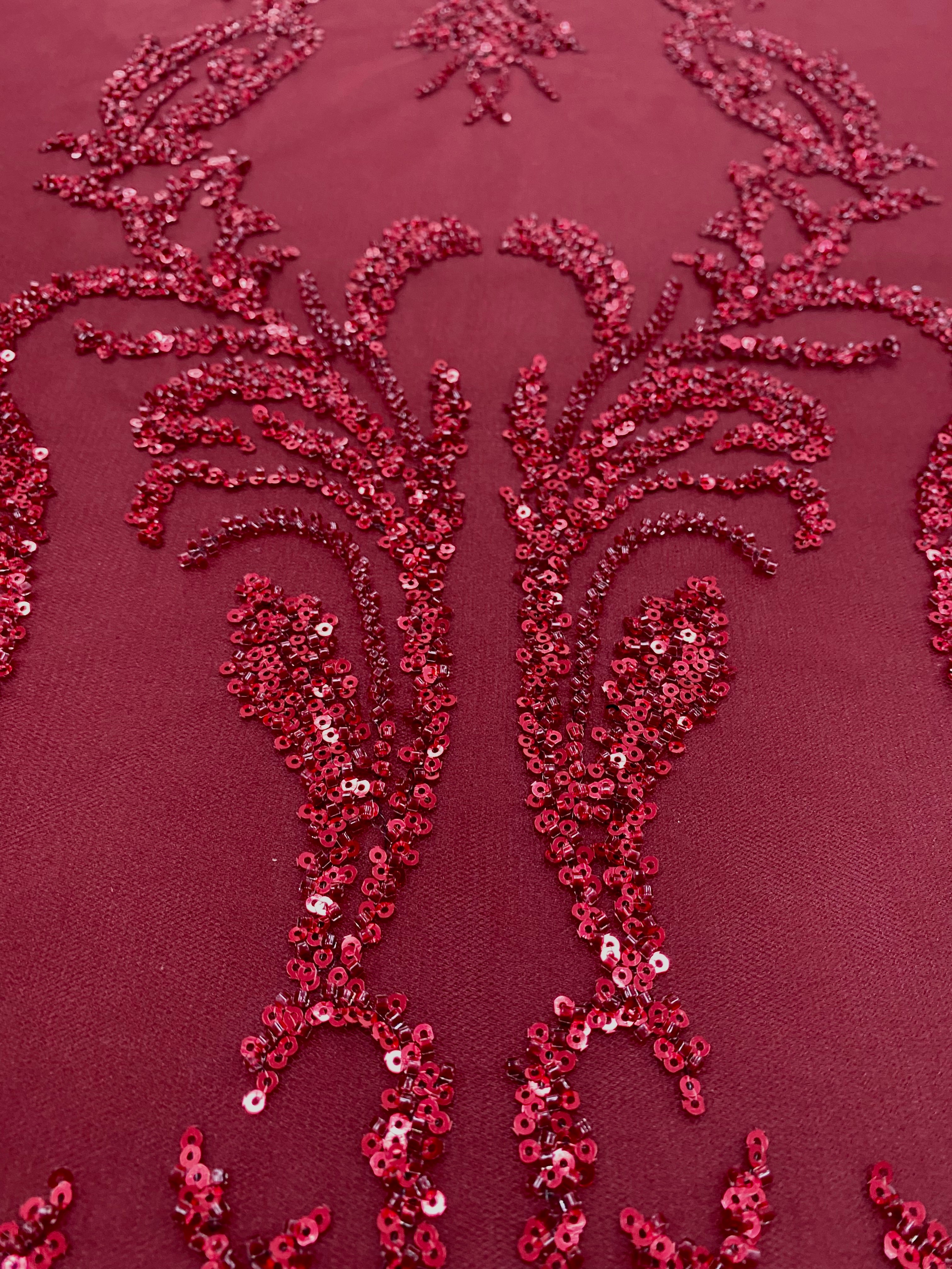 Dantela Couture Bordeaux geometriai mintával, gyöngyökkel és flitterekkel