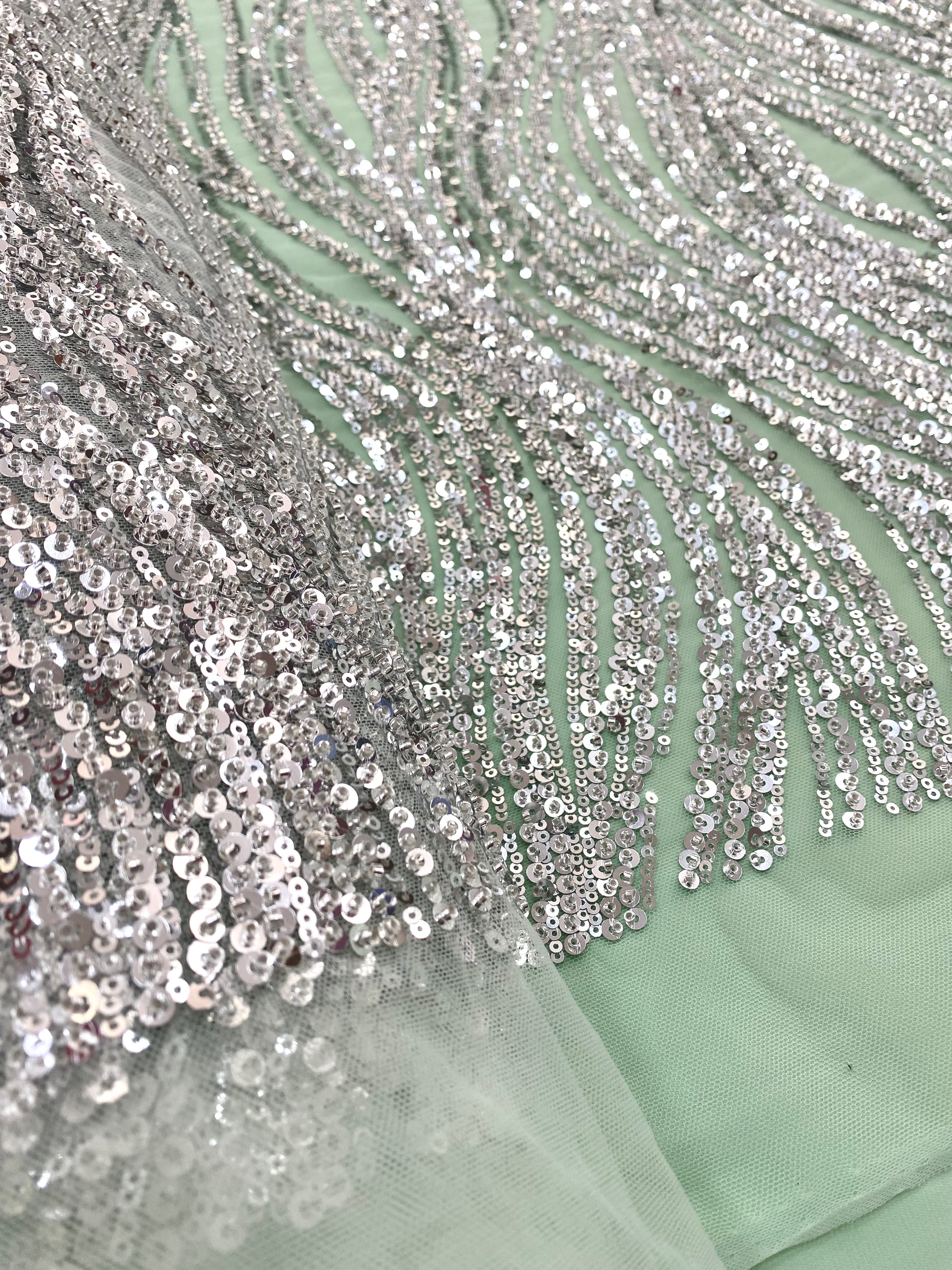 Dantela Couture Argintie pe Tulle Verde Menta cu Model Liniar, cu Margele si Paiete