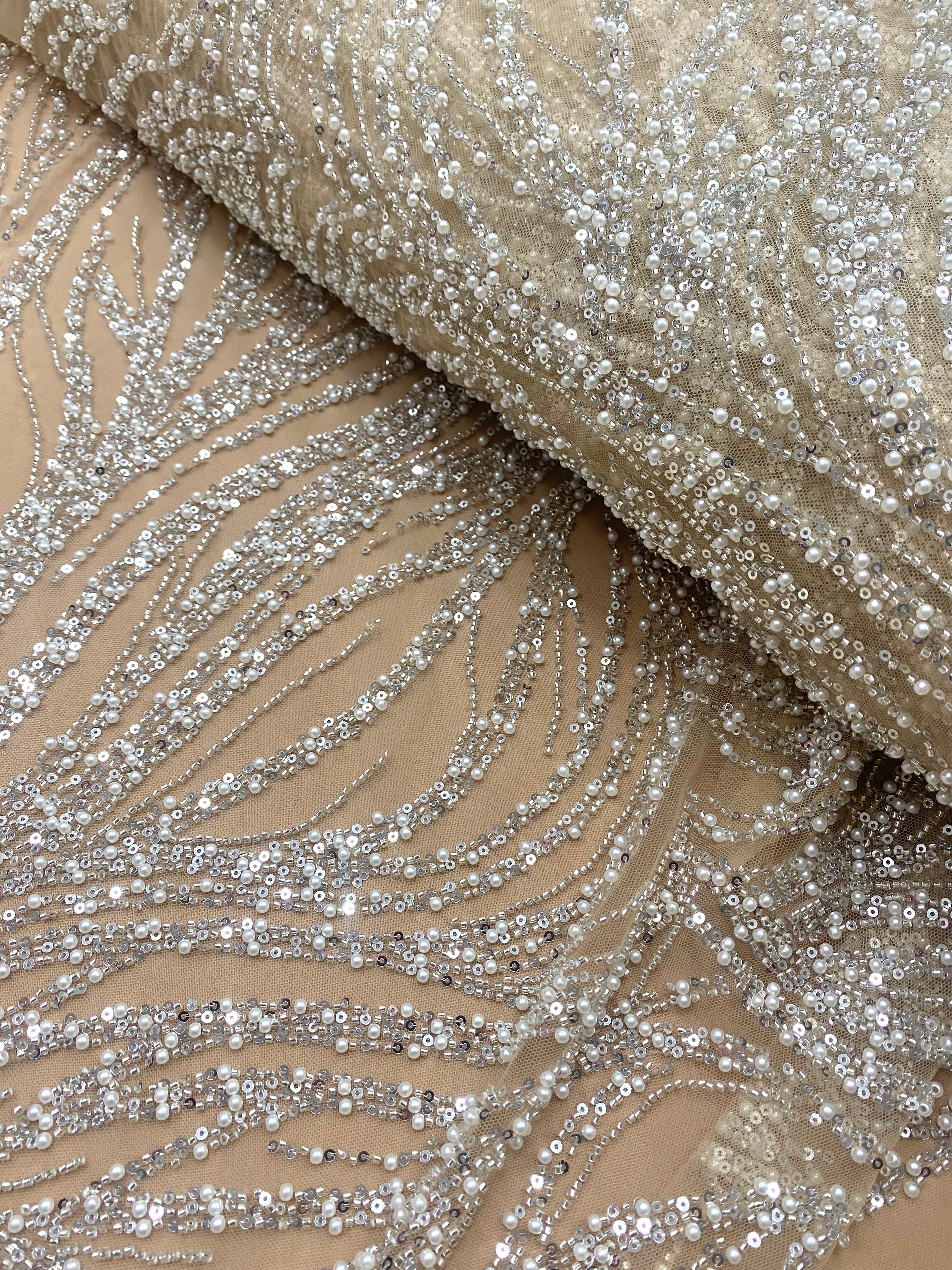Dantela Couture Argintie pe Tulle Nude cu Model Geometric, cu Perle, Margele si Paiete