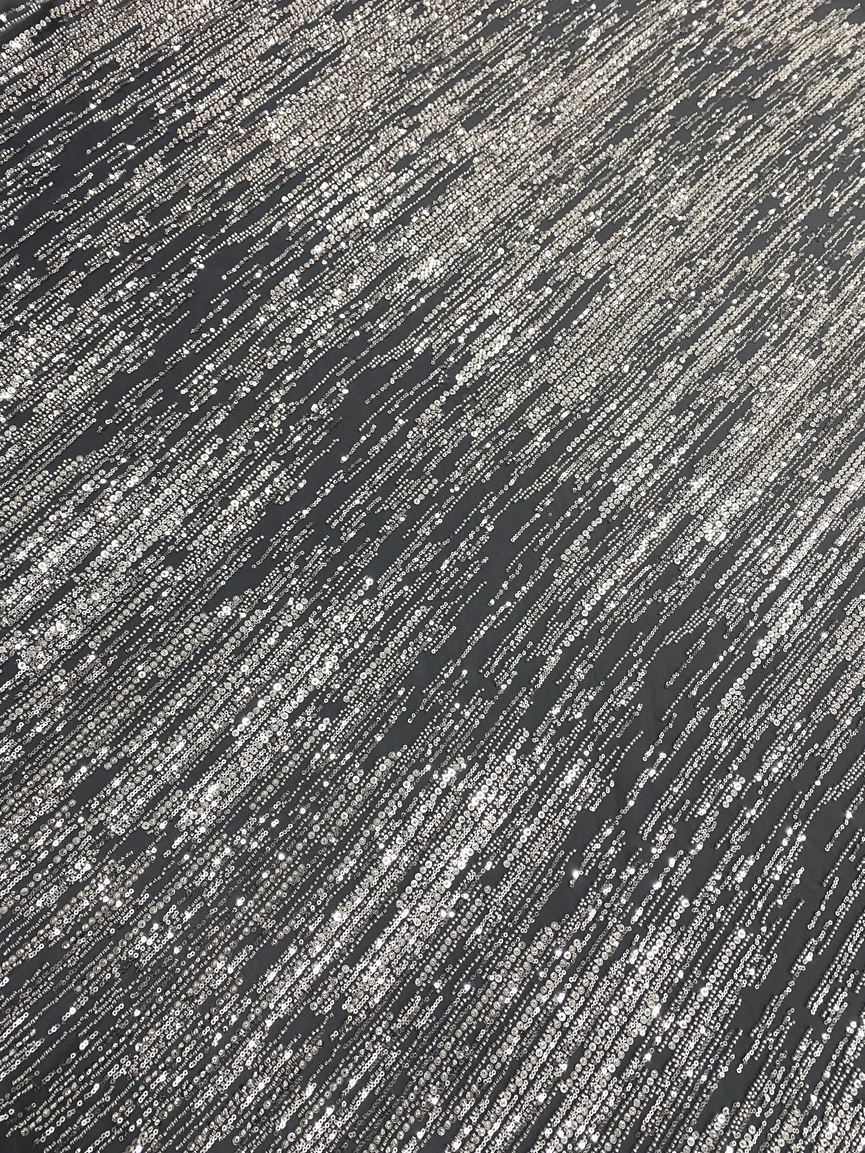Csipke Couture ezüst színben antracitszürke tüllön, lineáris mintával, gyöngyökkel és flitterekkel