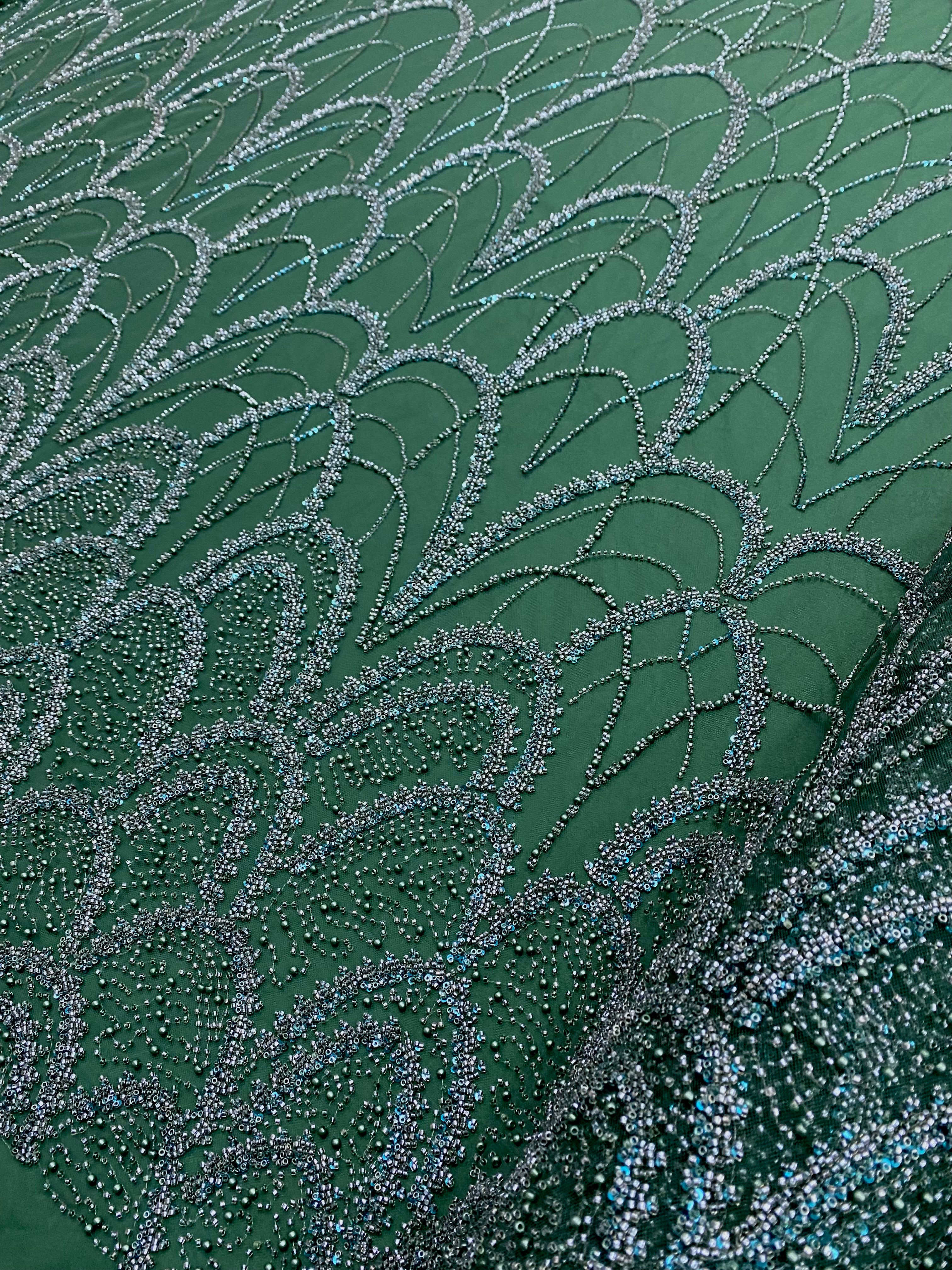 Dantela Couture Smaragdzöld Geometriai Mintával, Gyöngyökkel, Gyöngyöcskékkel és Flitterekkel