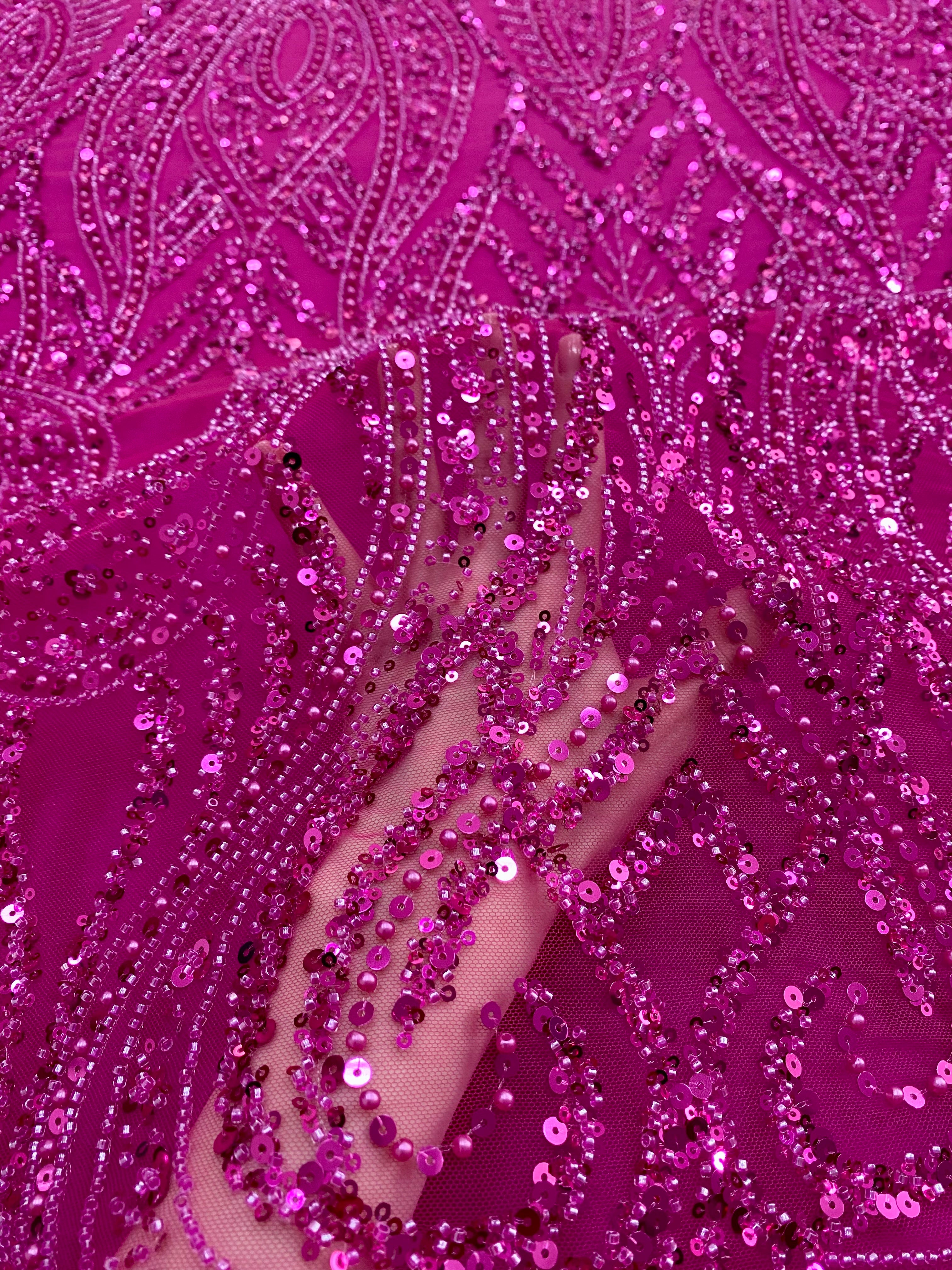 Dantela Couture Fucsia geometriai mintával, gyöngyökkel, gyöngyöcskékkel és flitterekkel