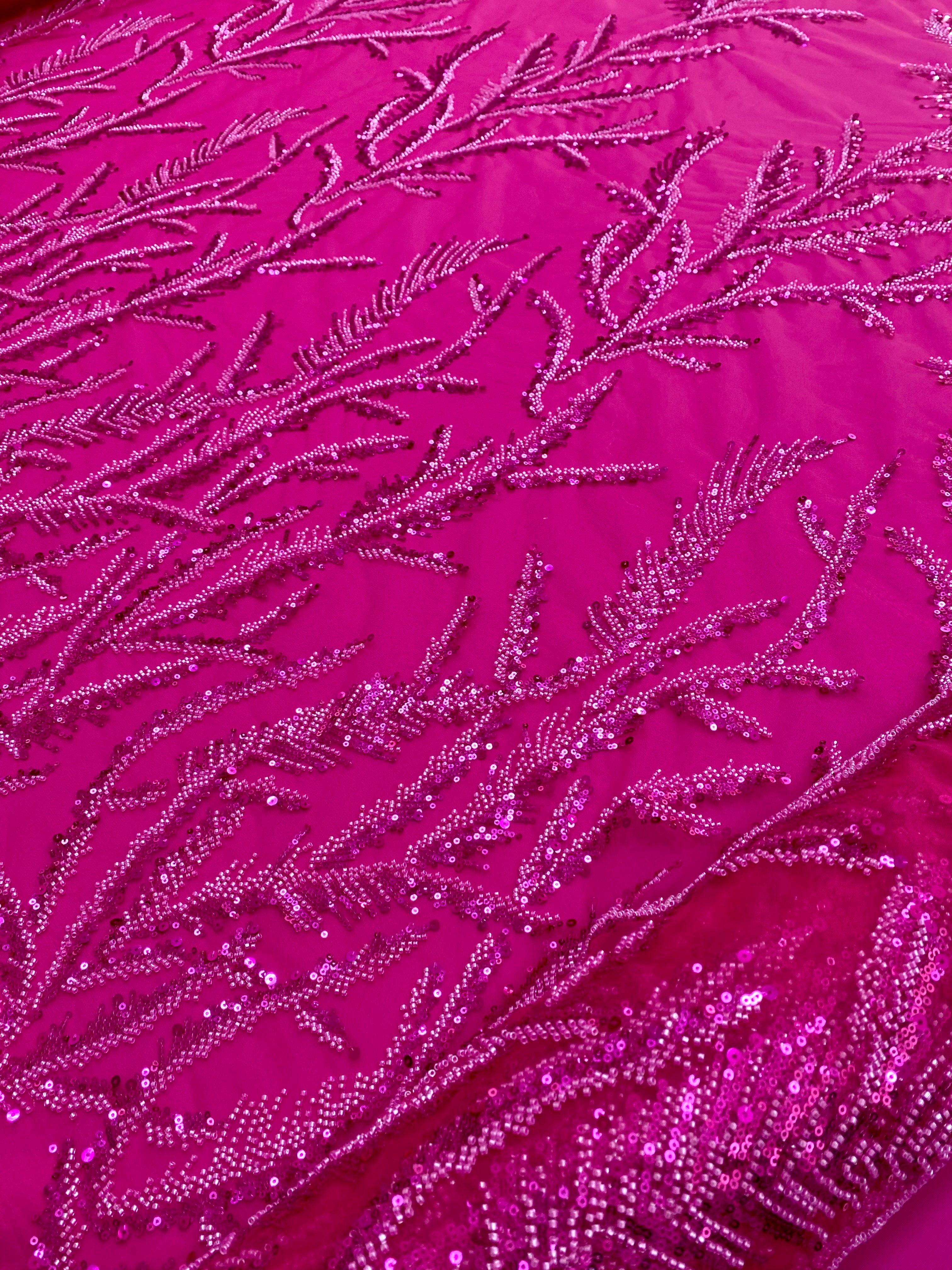 Dantela Couture fukszia ágacskákkal, gyöngyökkel és flitterekkel