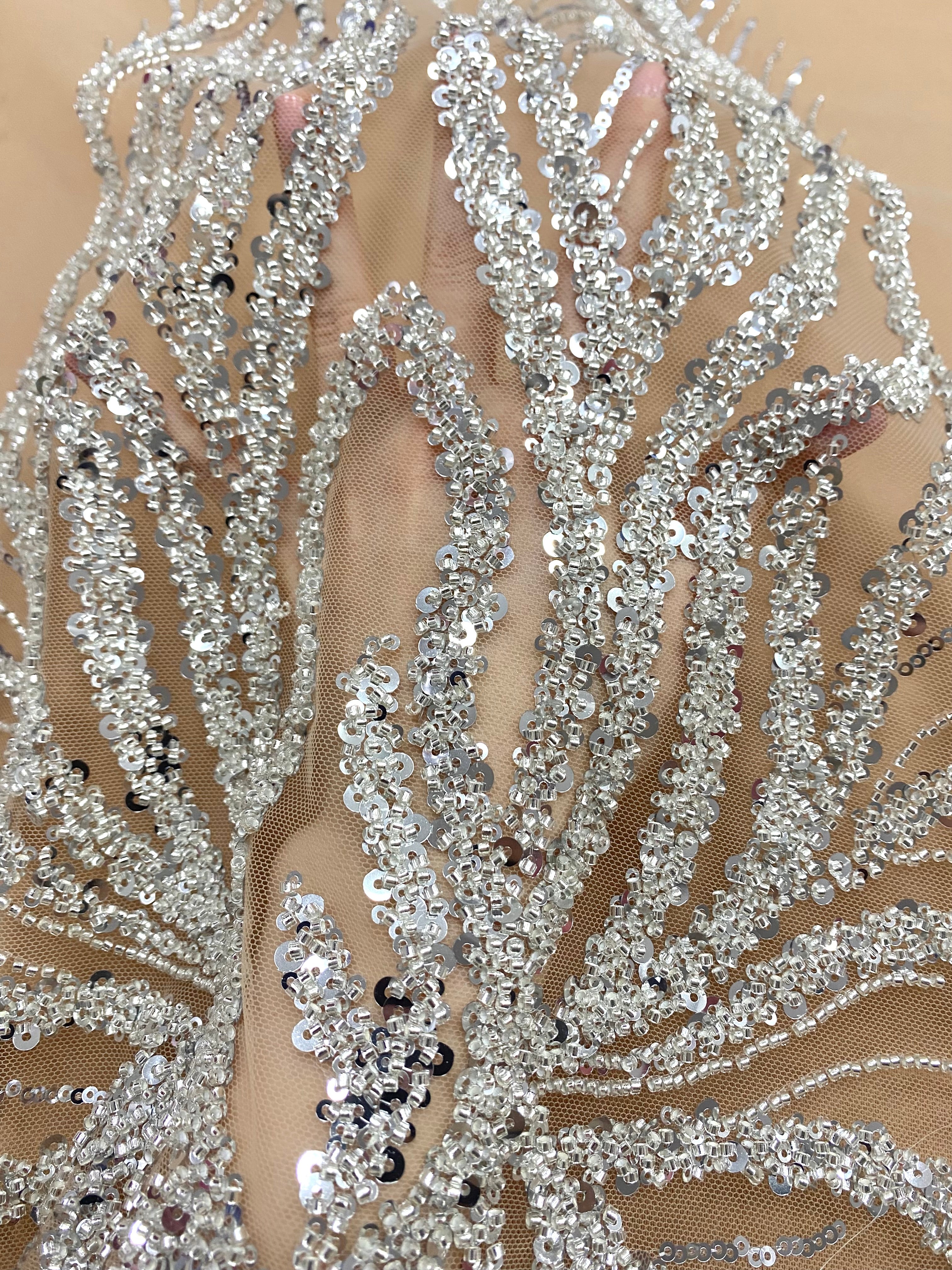 Csipke Couture ezüst tüll nude panellel, gyöngyökkel és flitterekkel