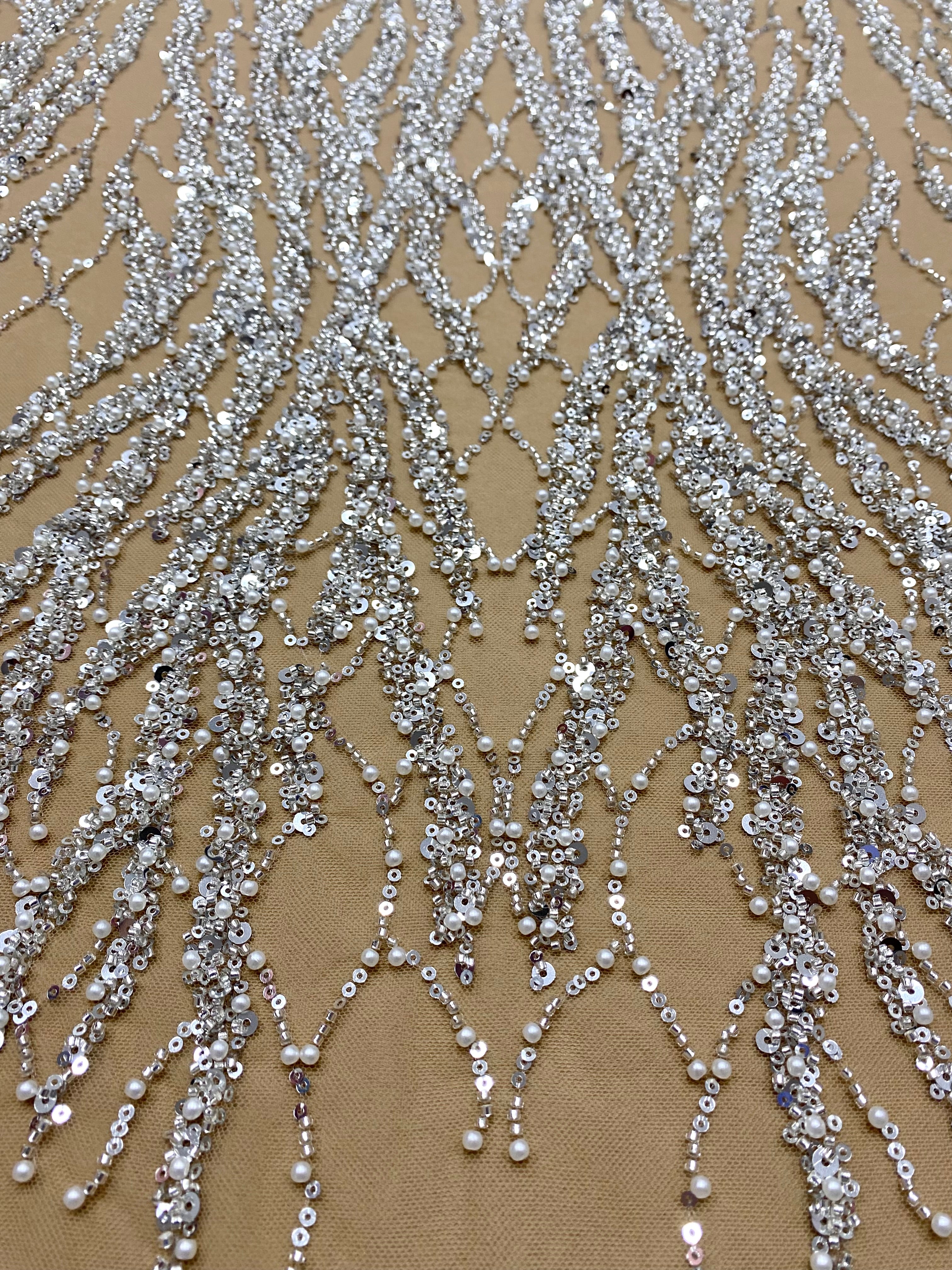 Dantela Couture Argintie pe Tulle Nude cu Siraguri cu Perle, Margele si Paiete