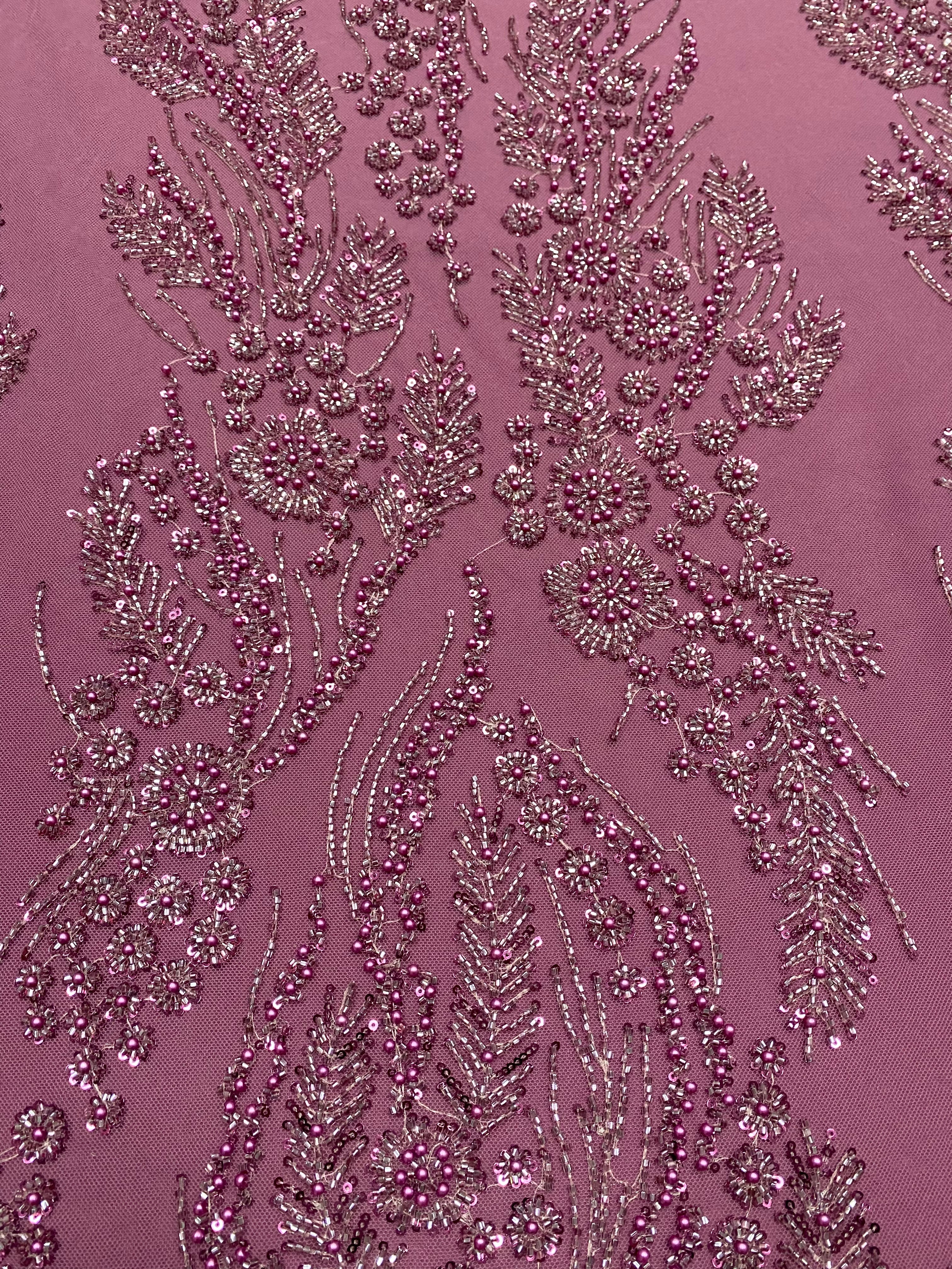 Dantela Couture Magenta virágmintával, gyöngyökkel, gyöngyöcskékkel és flitterekkel