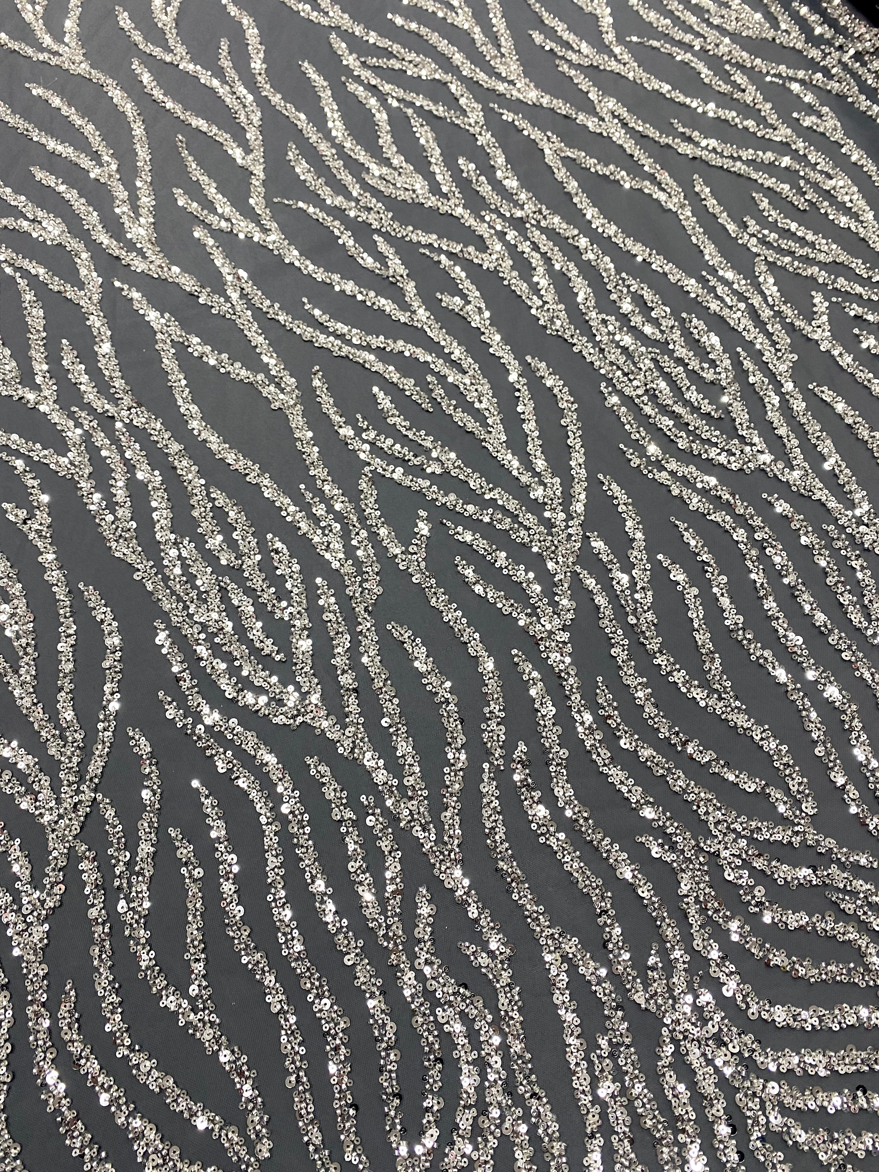 Csipke Couture ezüst tüllön antracit színben, gyöngy- és flitterfüzérekkel, gyöngyökkel és flitterekkel
