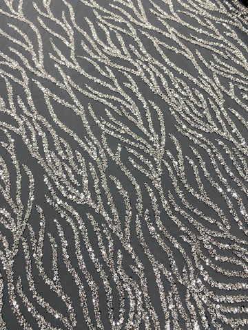 Csipke Couture ezüst tüllön antracit színben, gyöngy- és flitterfüzérekkel, gyöngyökkel és flitterekkel