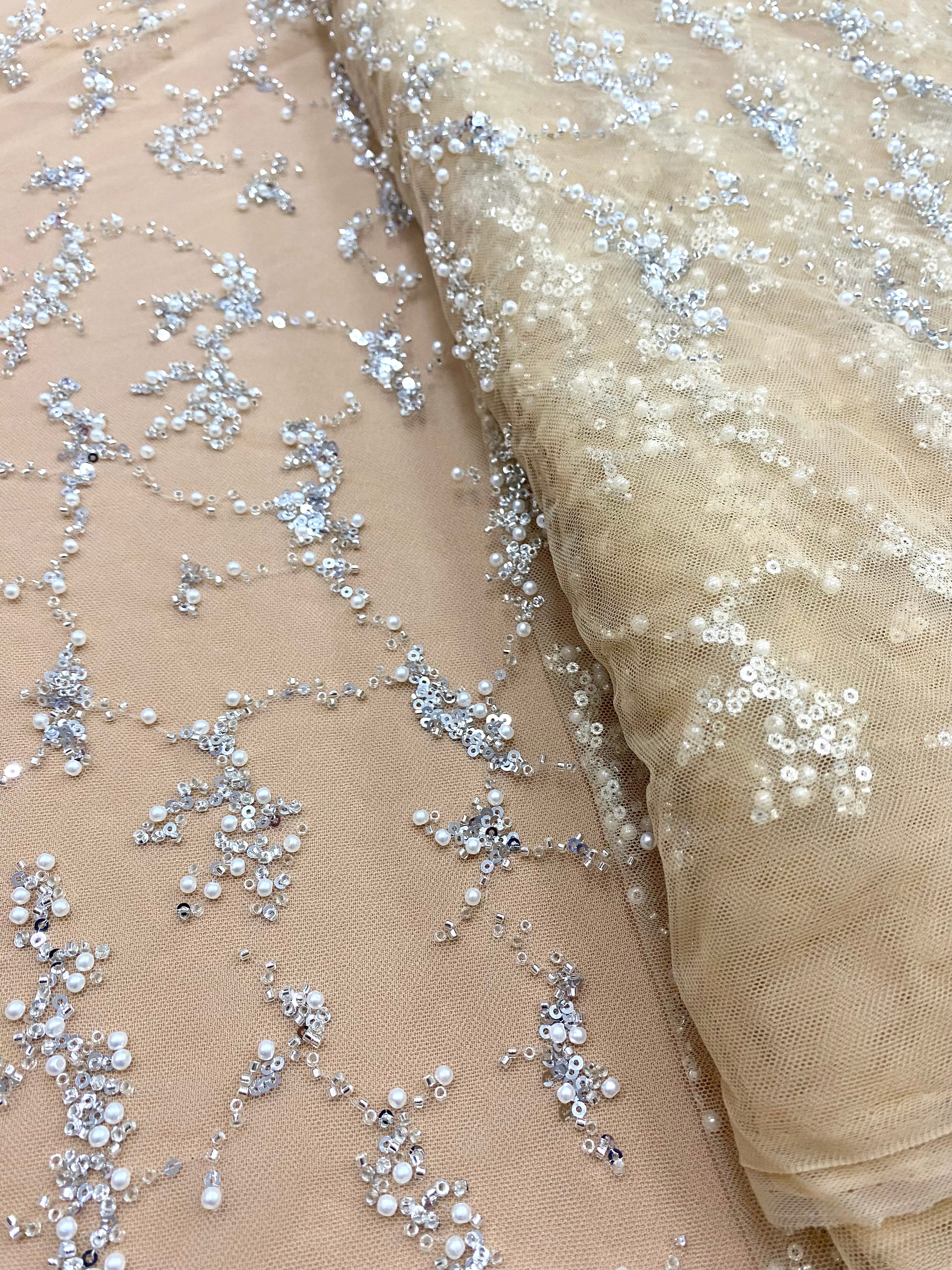 Dantela Couture Argintie pe Tulle Nude, cu Perle, Margele si Paiete