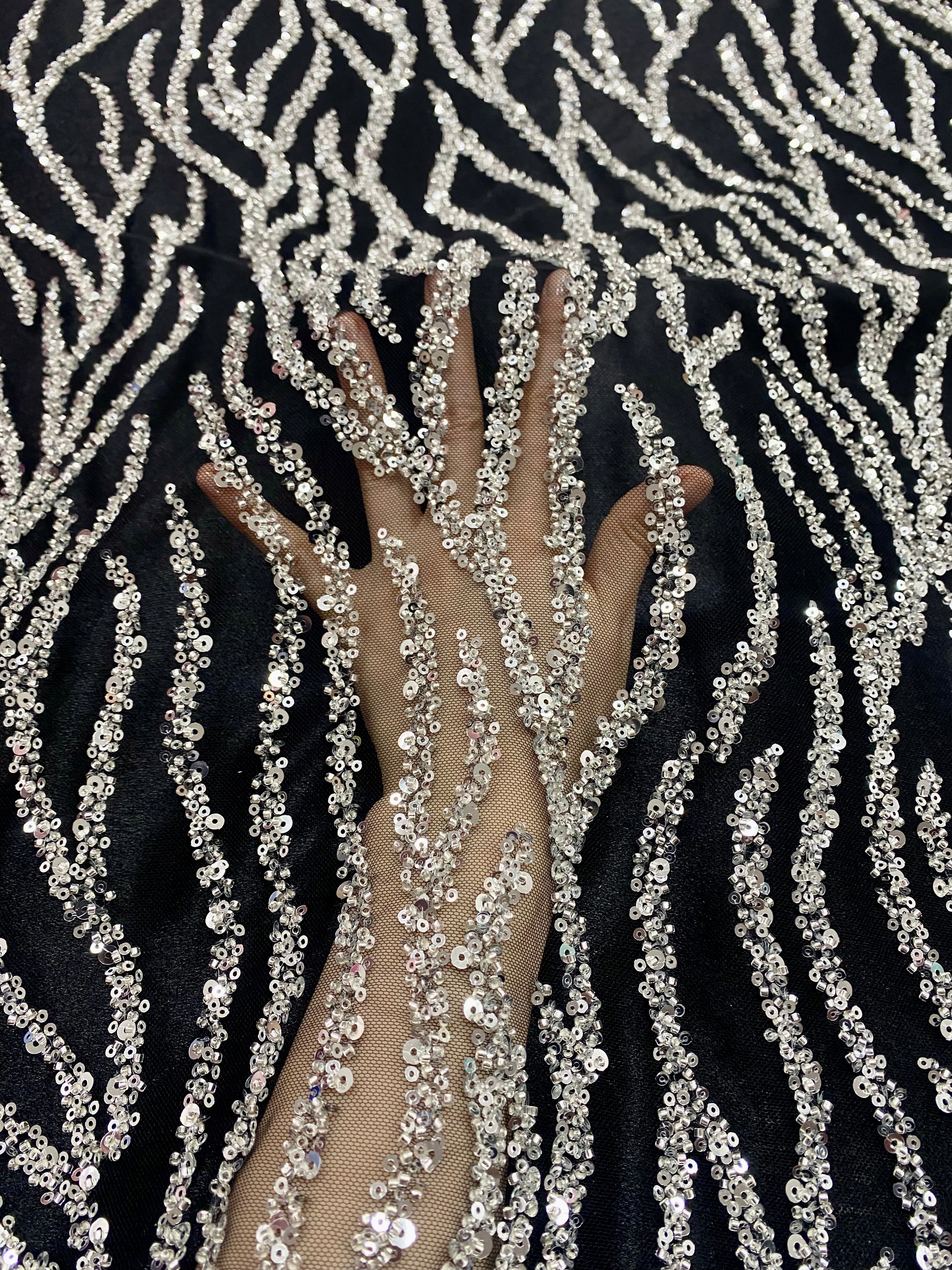 Dantela Couture Argintie pe Tulle Negru cu Siraguri, cu Margele si Paiete