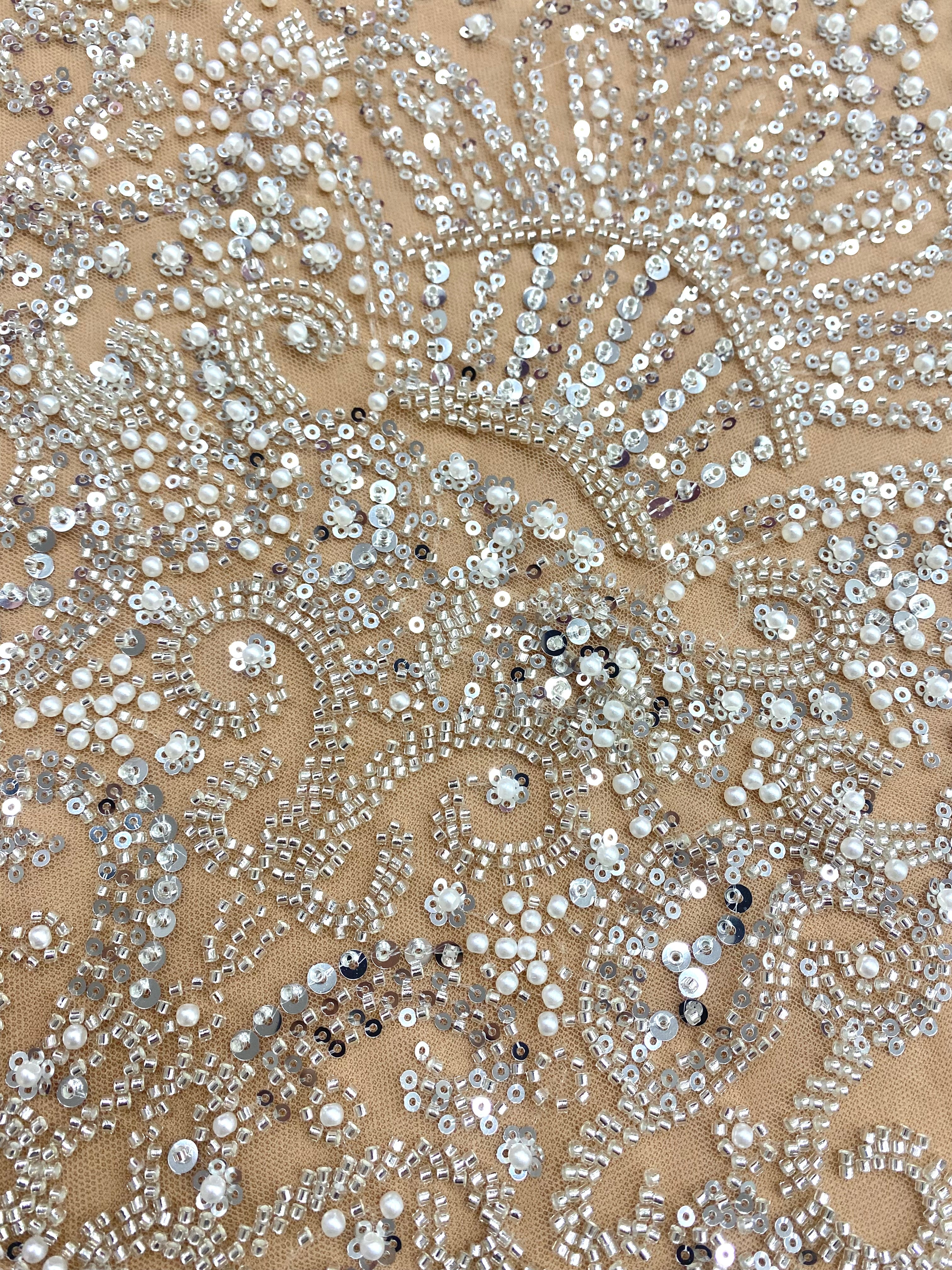 Csipke Couture ezüst tüllön, nude alapon, geometrikus mintával, gyöngyökkel, gyöngy díszítéssel és flitterekkel