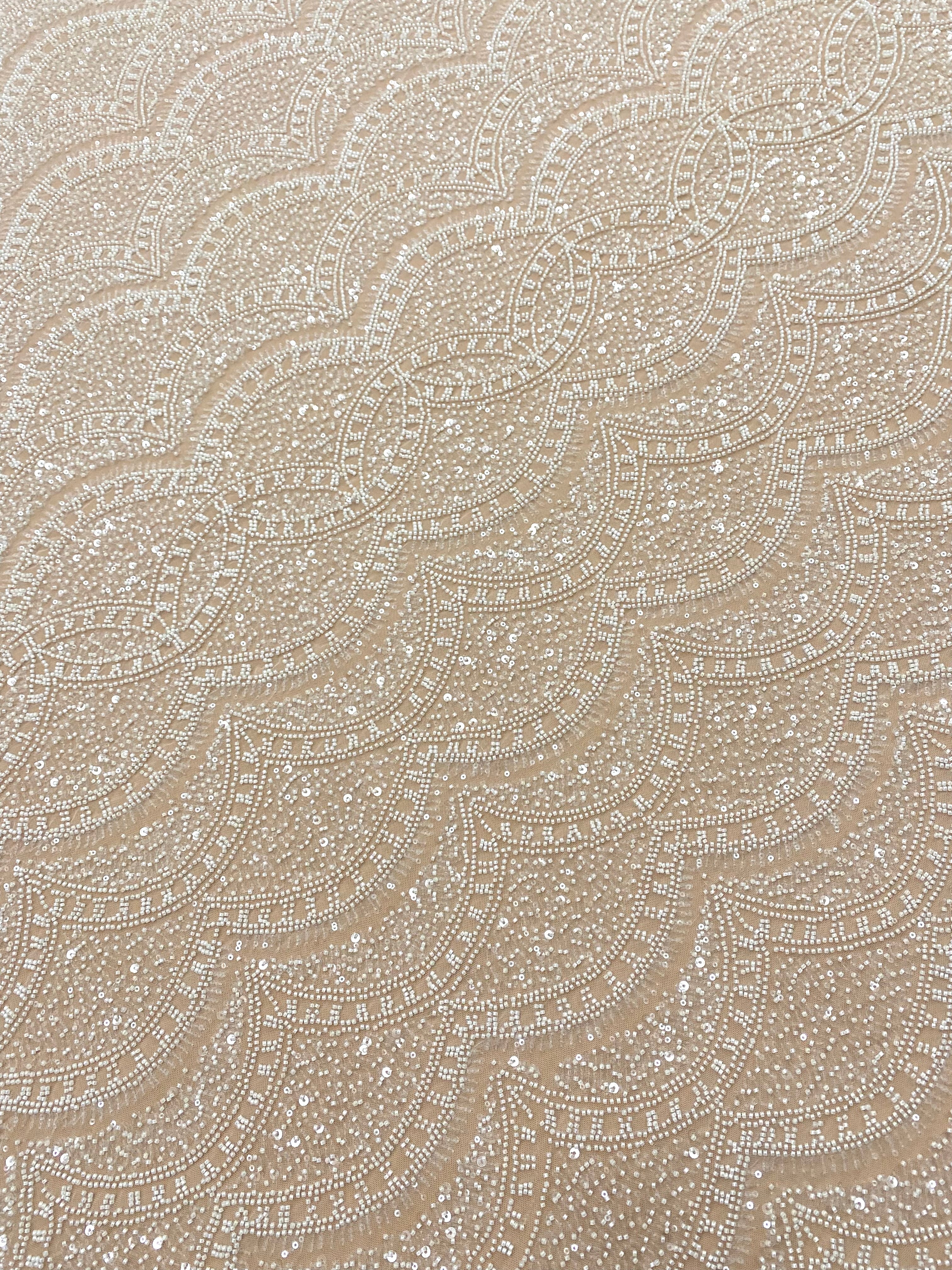 Elefántcsont csipke geometriai mintával, gyöngyökkel és flitterekkel