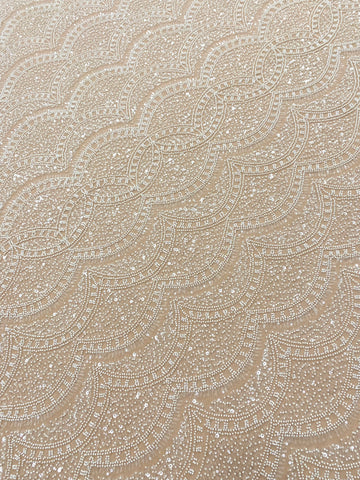 Elefántcsont csipke geometriai mintával, gyöngyökkel és flitterekkel