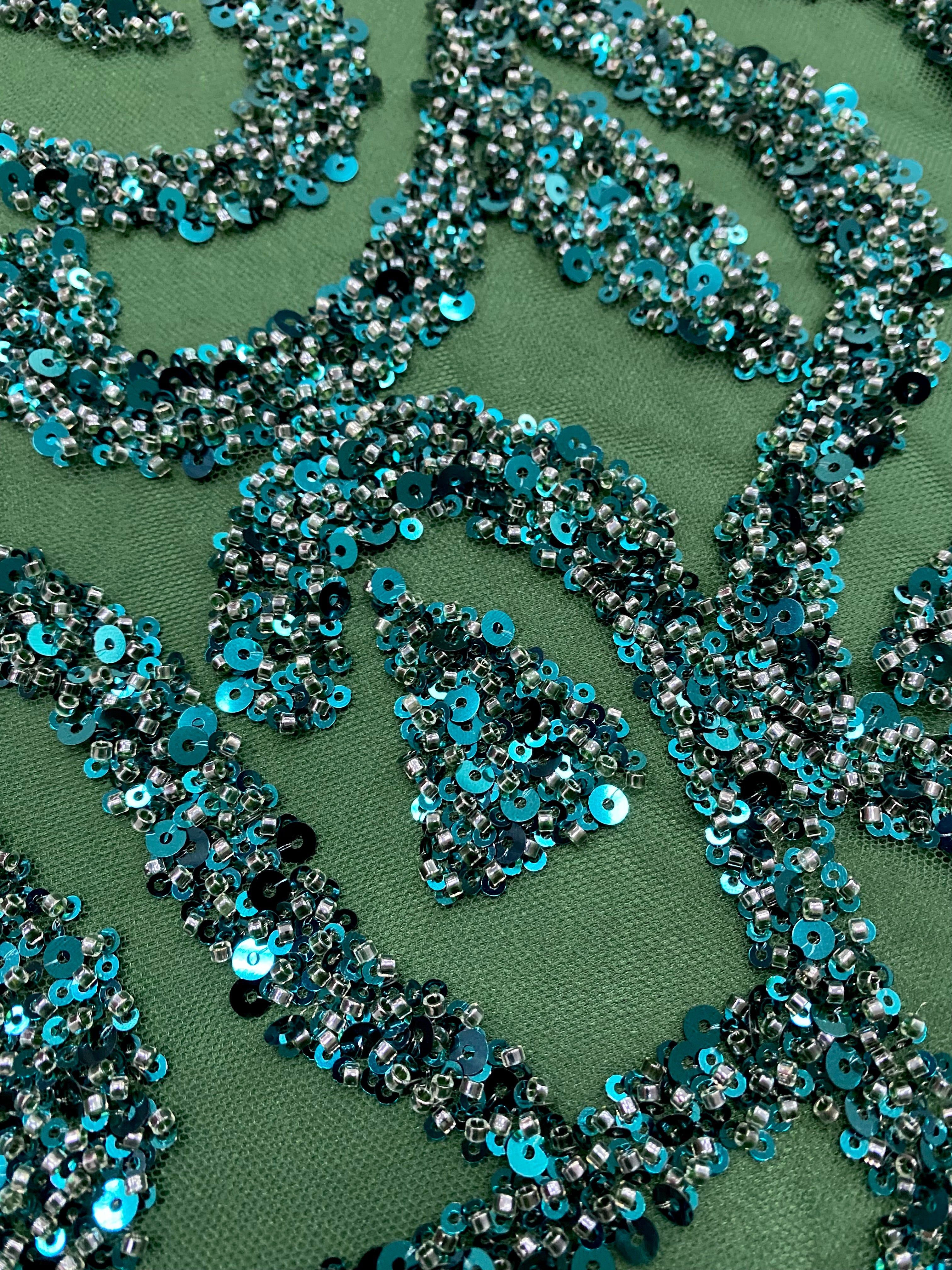 Dantela Couture Smaragdzöld Geometriai Mintával, Gyöngyökkel és Flitterekkel