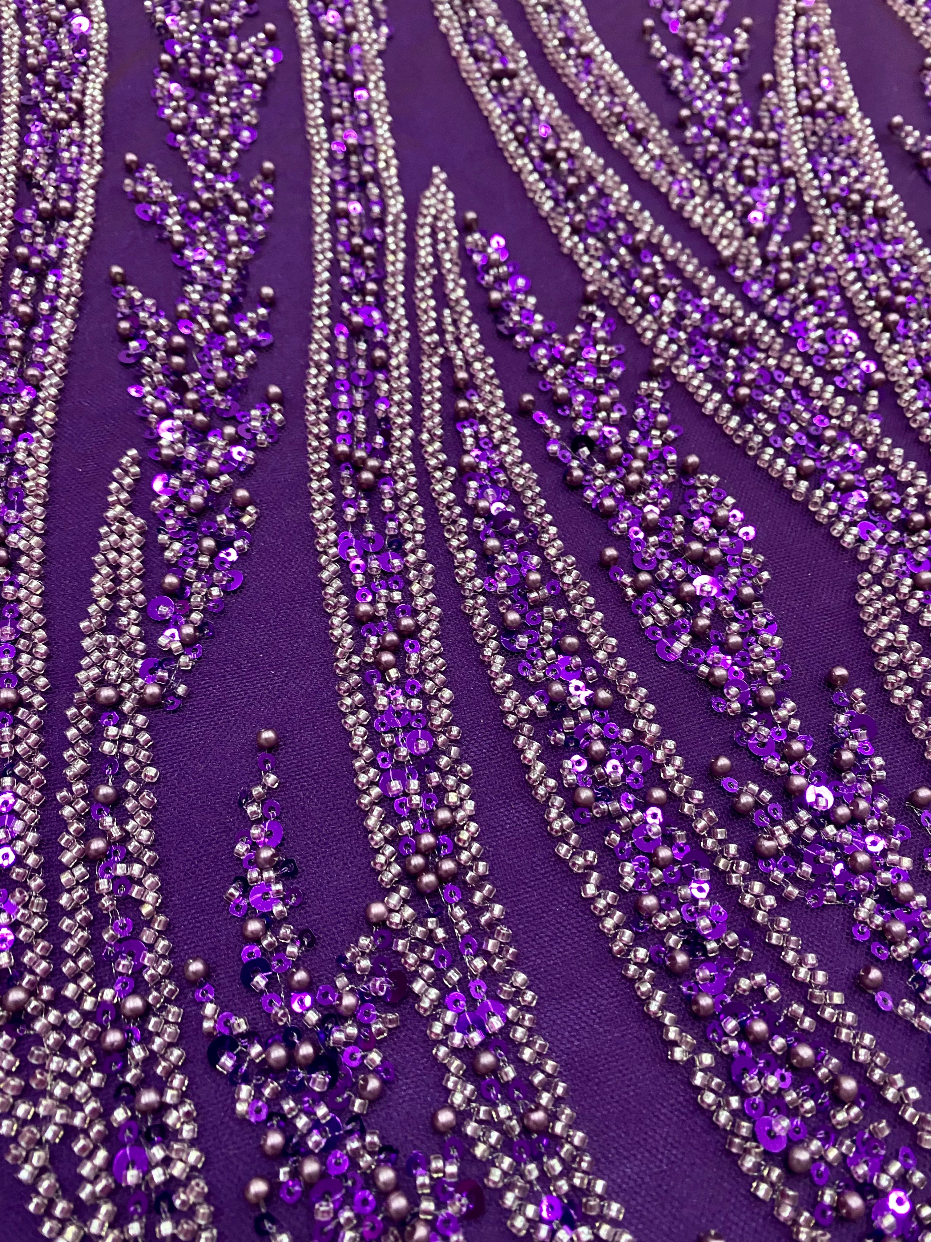 Sötétlila Couture Csipke Panellel, Gyöngyökkel, Gyöngyökkel és Flitterekkel