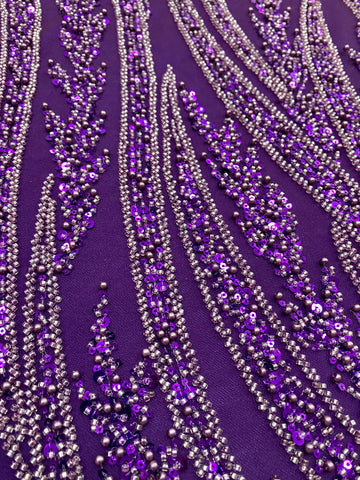 Sötétlila Couture Csipke Panellel, Gyöngyökkel, Gyöngyökkel és Flitterekkel