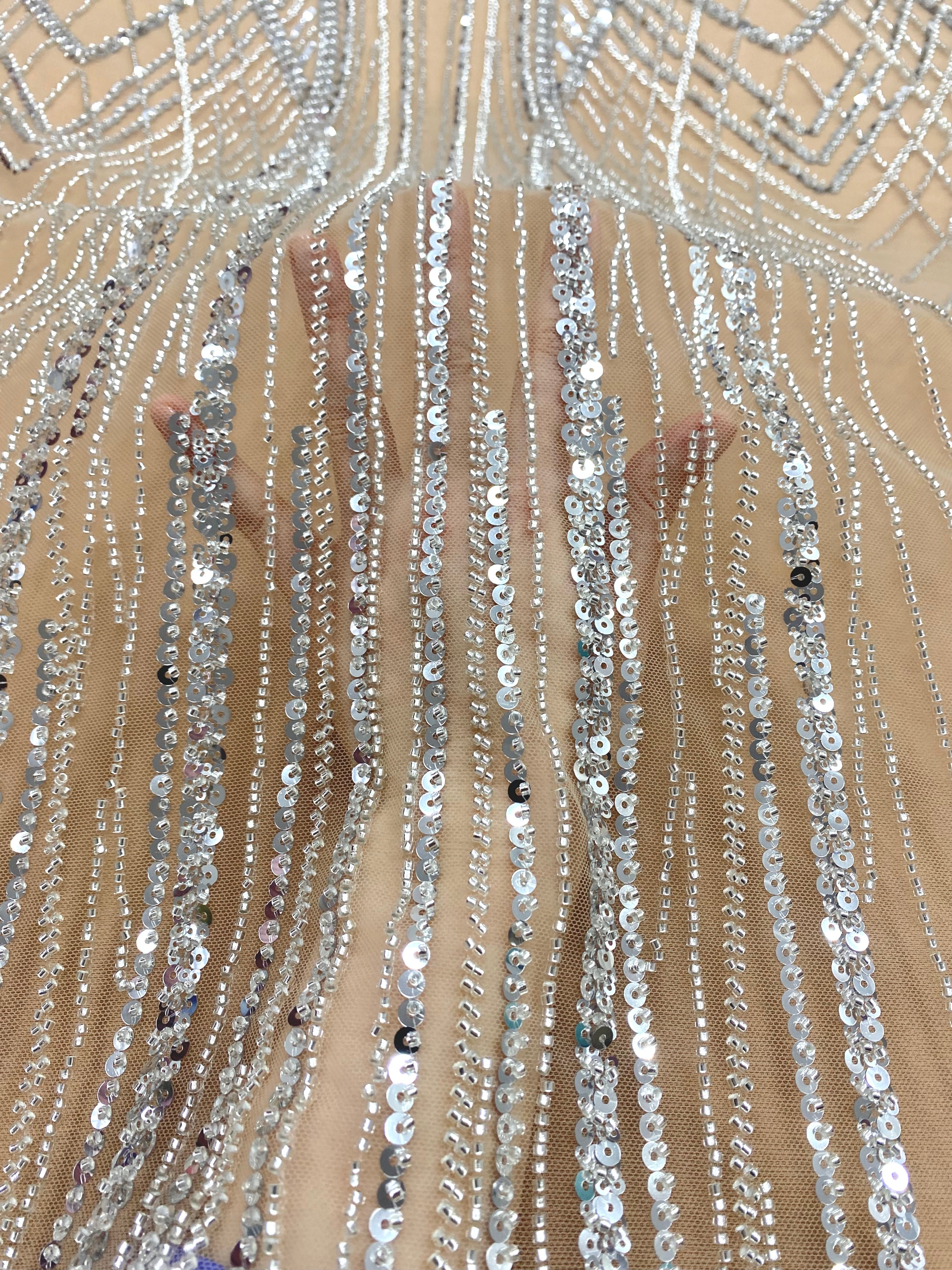 Csipke Couture ezüst tüll nude panellel, gyöngyökkel és flitterekkel