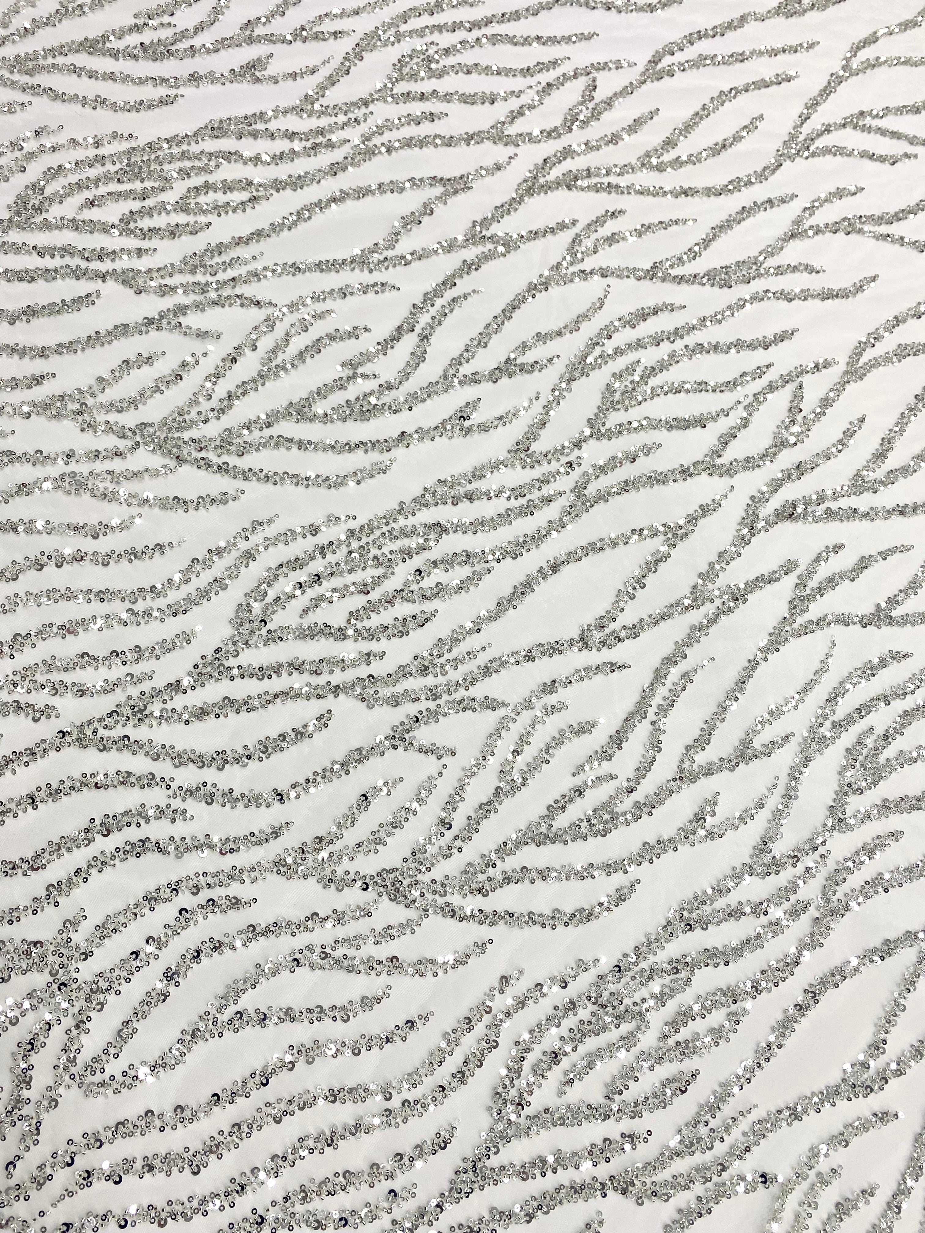 Csipke Couture ezüst tüllön, elefántcsont színben, gyöngy- és flitterfüzérekkel, gyöngyökkel és flitterekkel