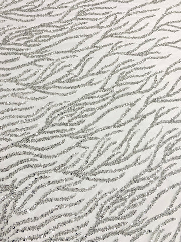 Csipke Couture ezüst tüllön, elefántcsont színben, gyöngy- és flitterfüzérekkel, gyöngyökkel és flitterekkel