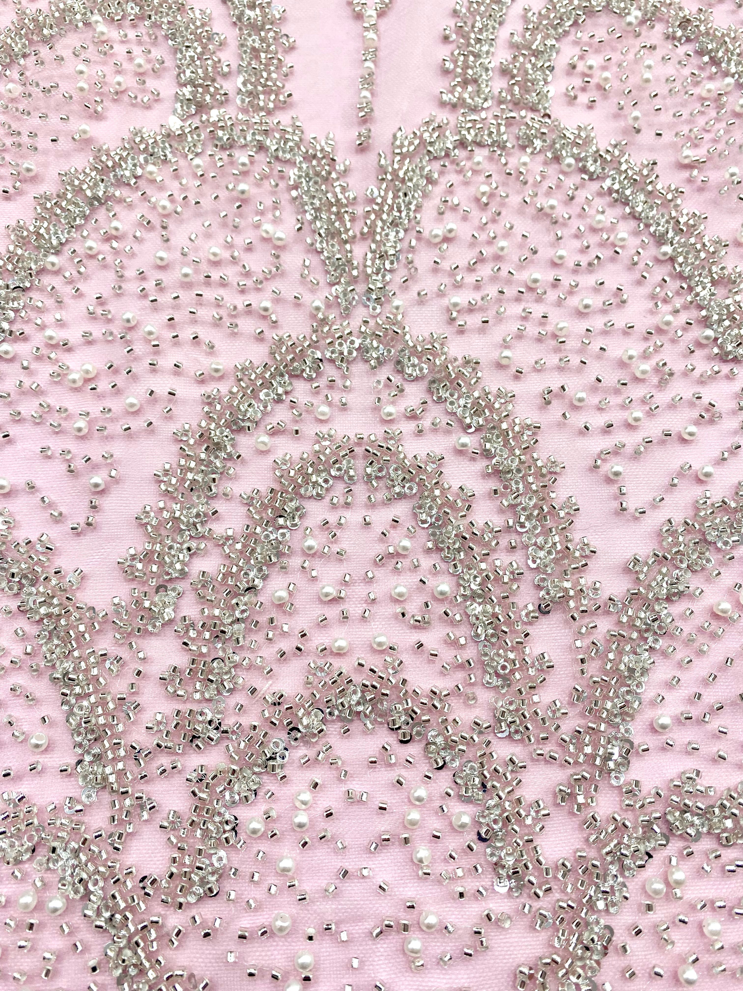 Dantela Couture Argintie pe Tulle Roz cu Model Geometric, cu Perle, Margele si Paiete