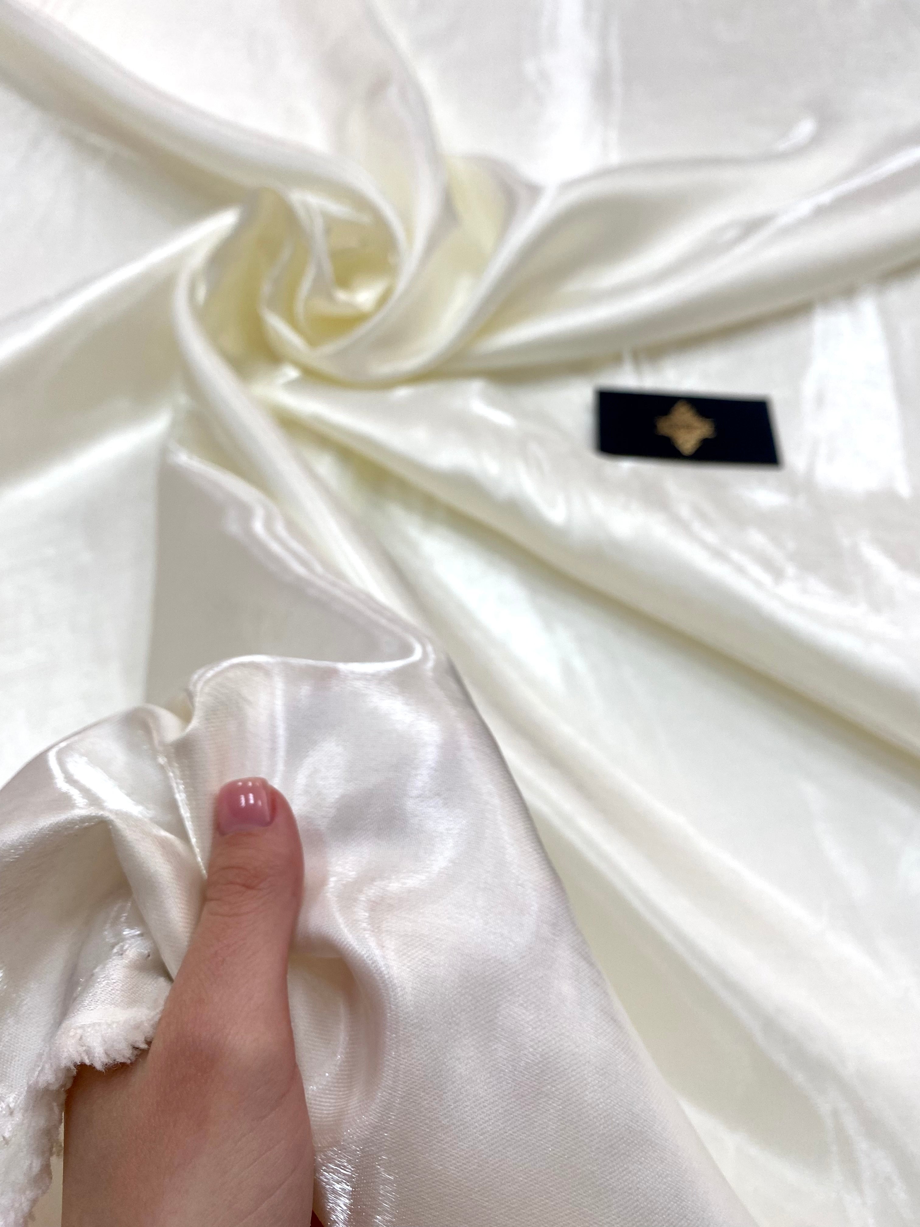 Folyékony Satin Fix Krém Világos