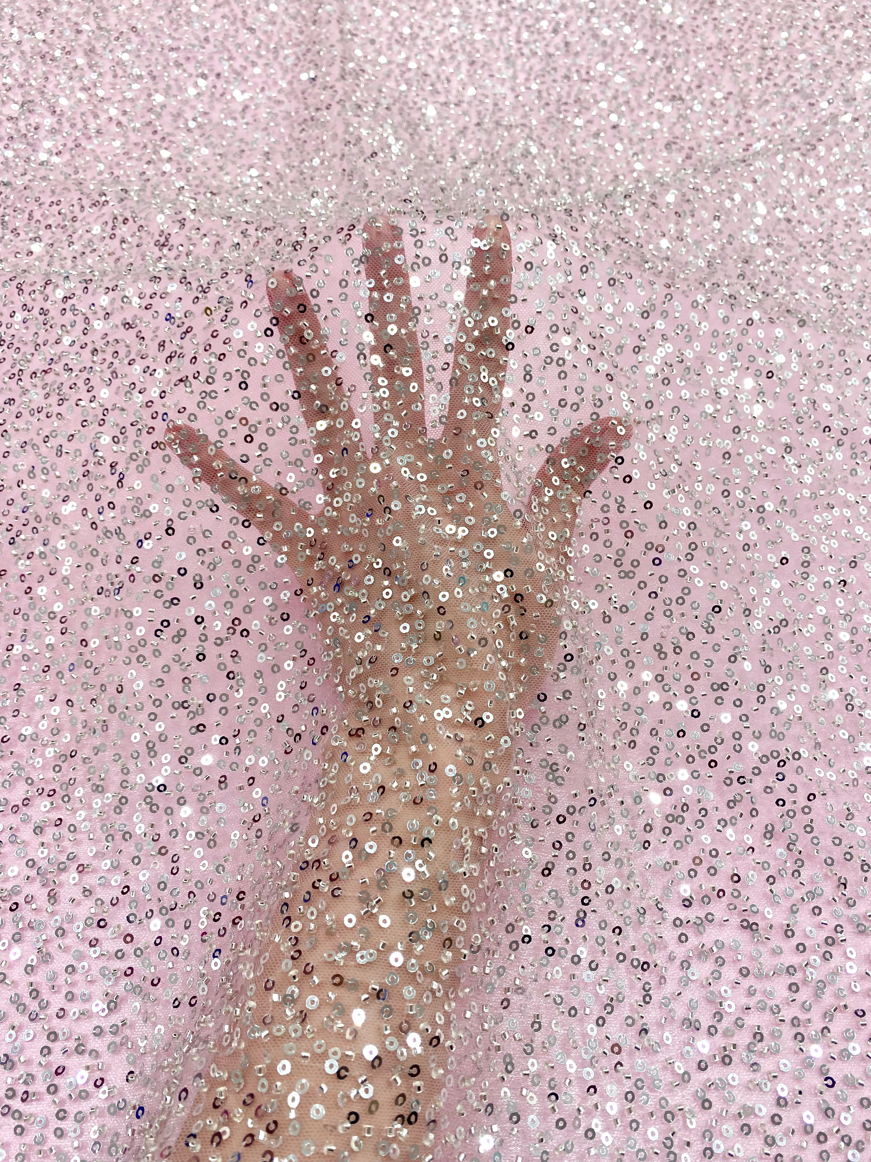 Dantela Couture Argintie pe Tulle Roz cu Model General, cu Margele si Paiete