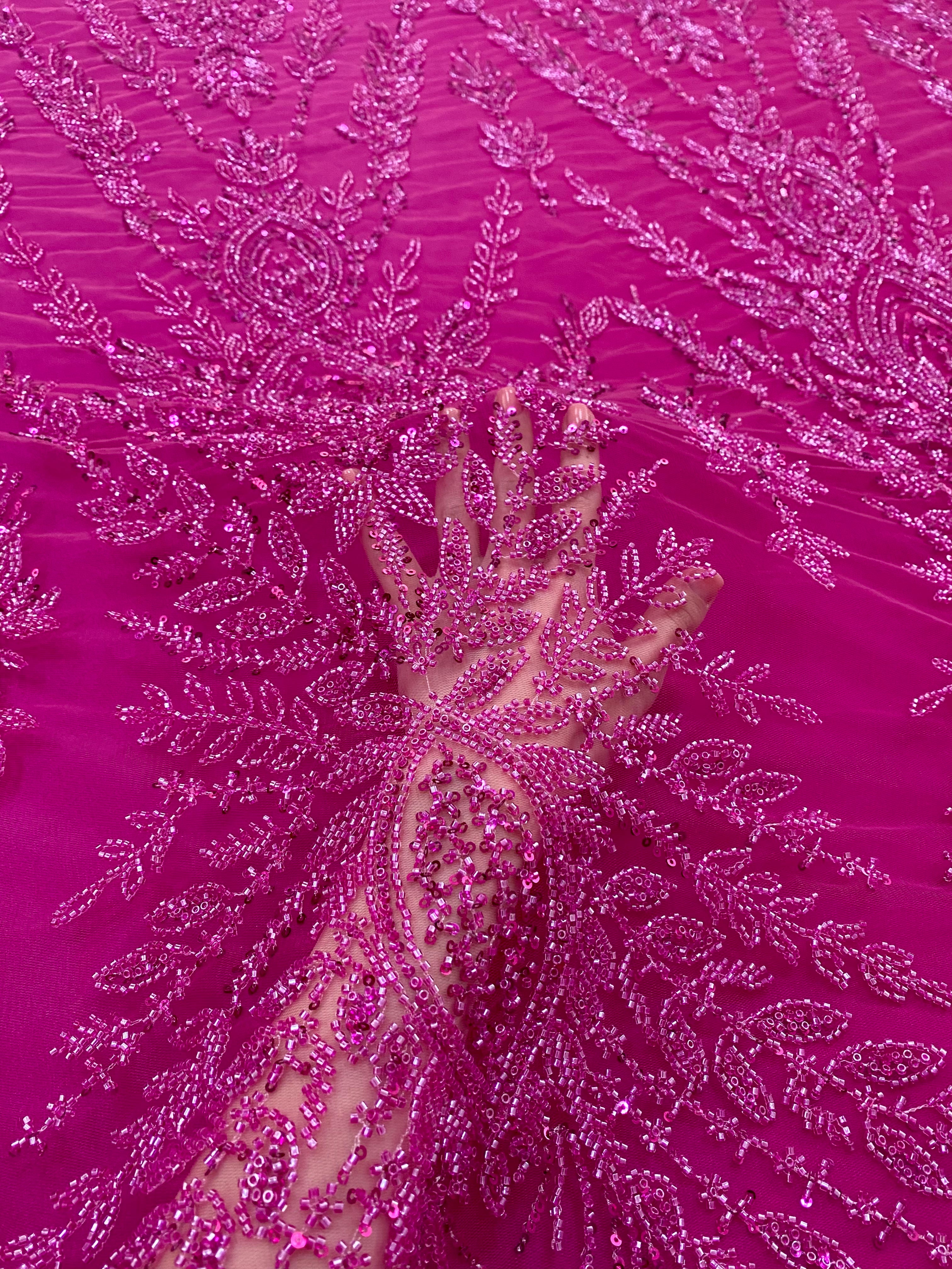 Dantela Couture Fucsia szimmetrikus mintával, gyöngyökkel és flitterekkel
