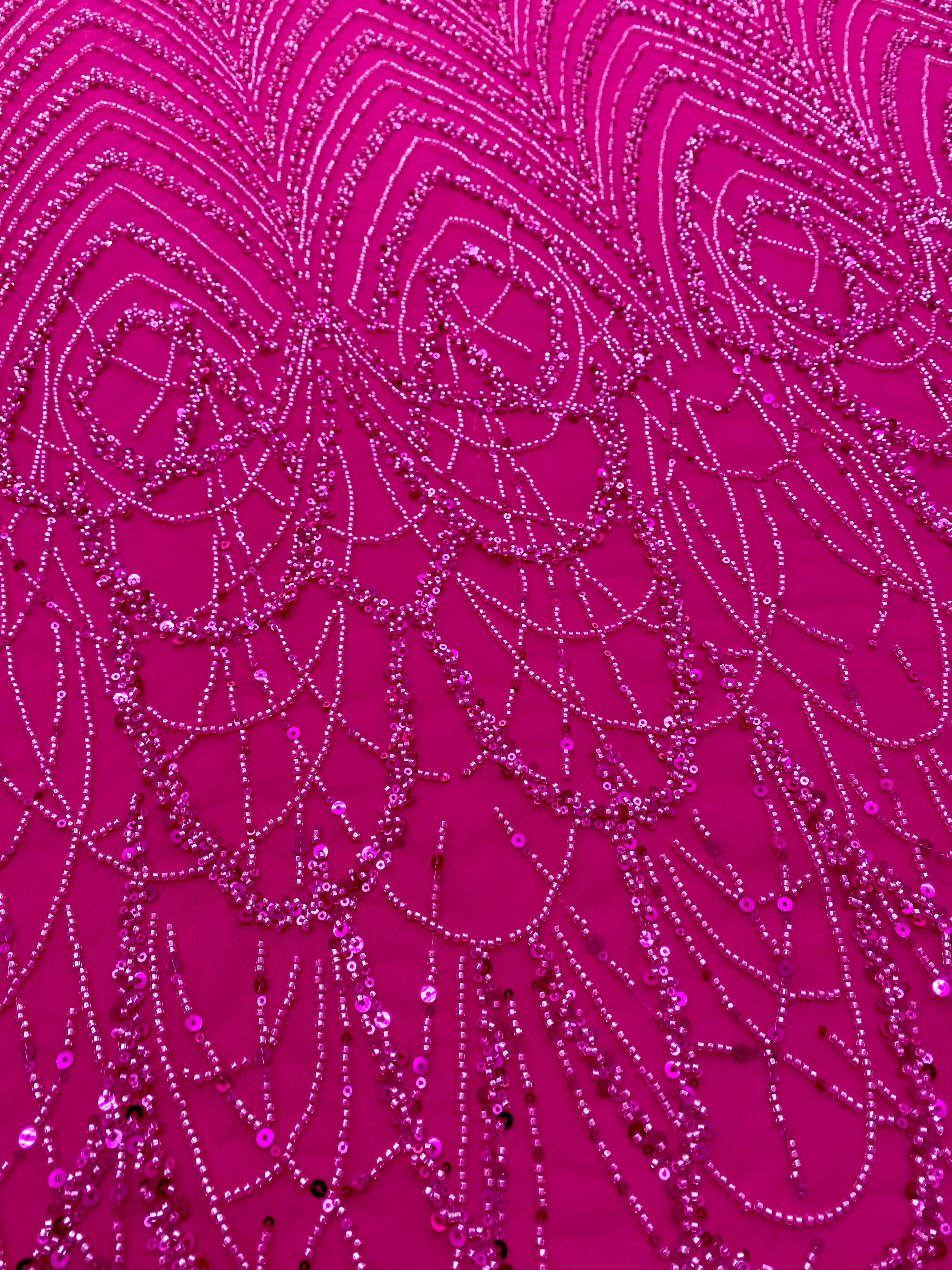 Dantela Couture Fucsia geometriai mintával, gyöngyökkel és flitterekkel
