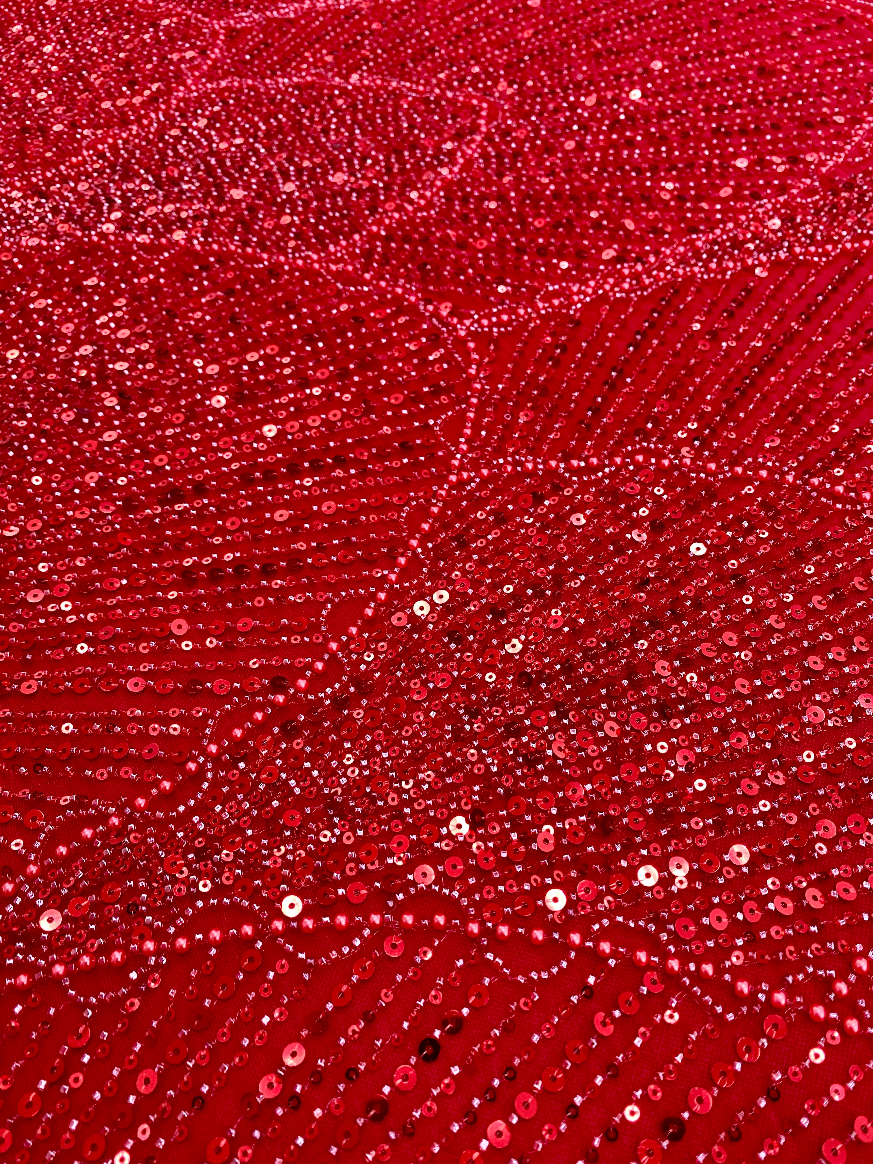 Piros Couture csipke geometriai mintával, gyöngyökkel, gyöngyöcskékkel és flitterekkel