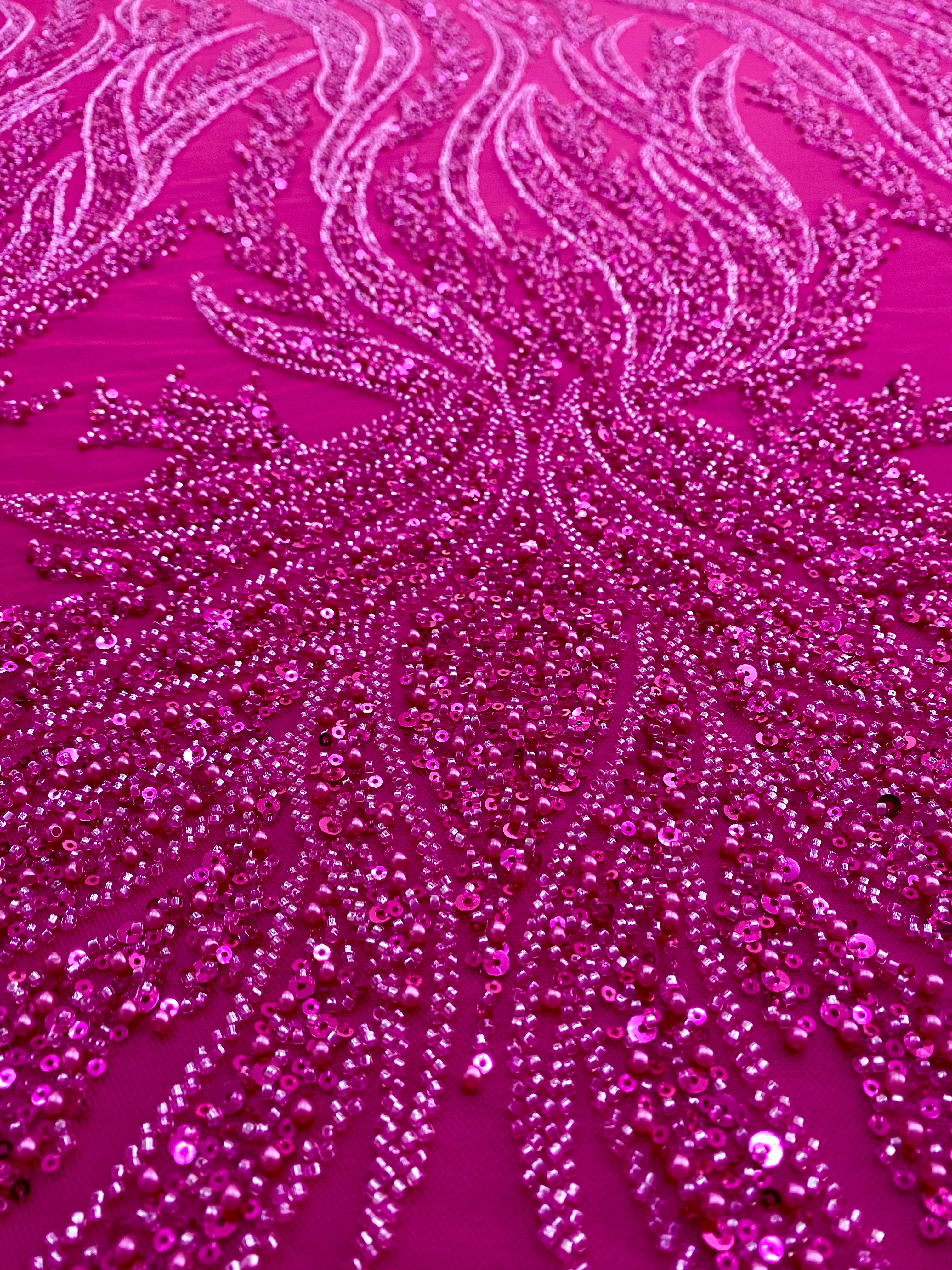 Dantela Couture Fucsia gyöngyökkel, gyöngyökkel és flitterekkel díszített panellel