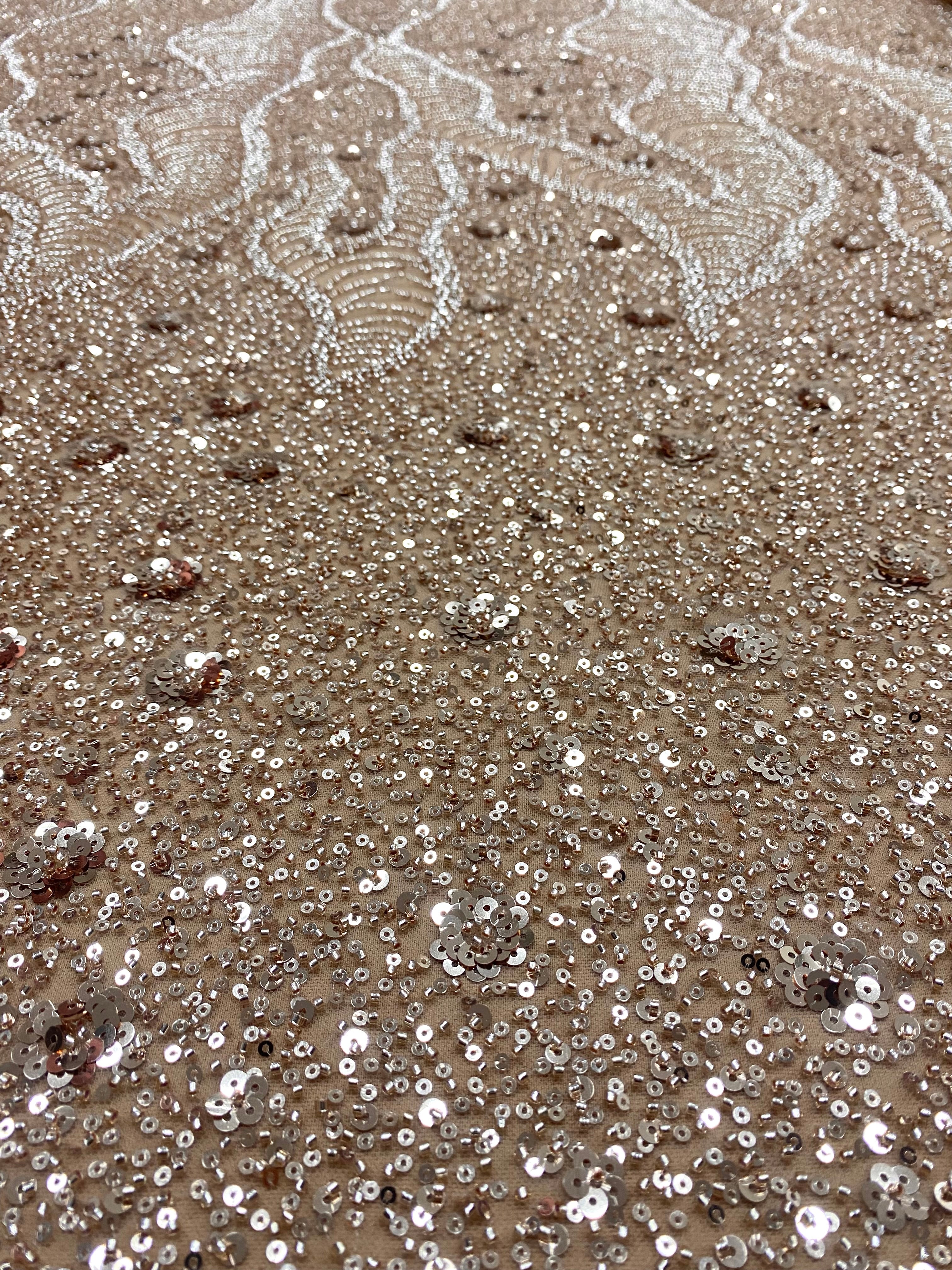 Dantela Couture Arany Rose geometriai mintával és virágokkal, gyöngyökkel és flitterekkel