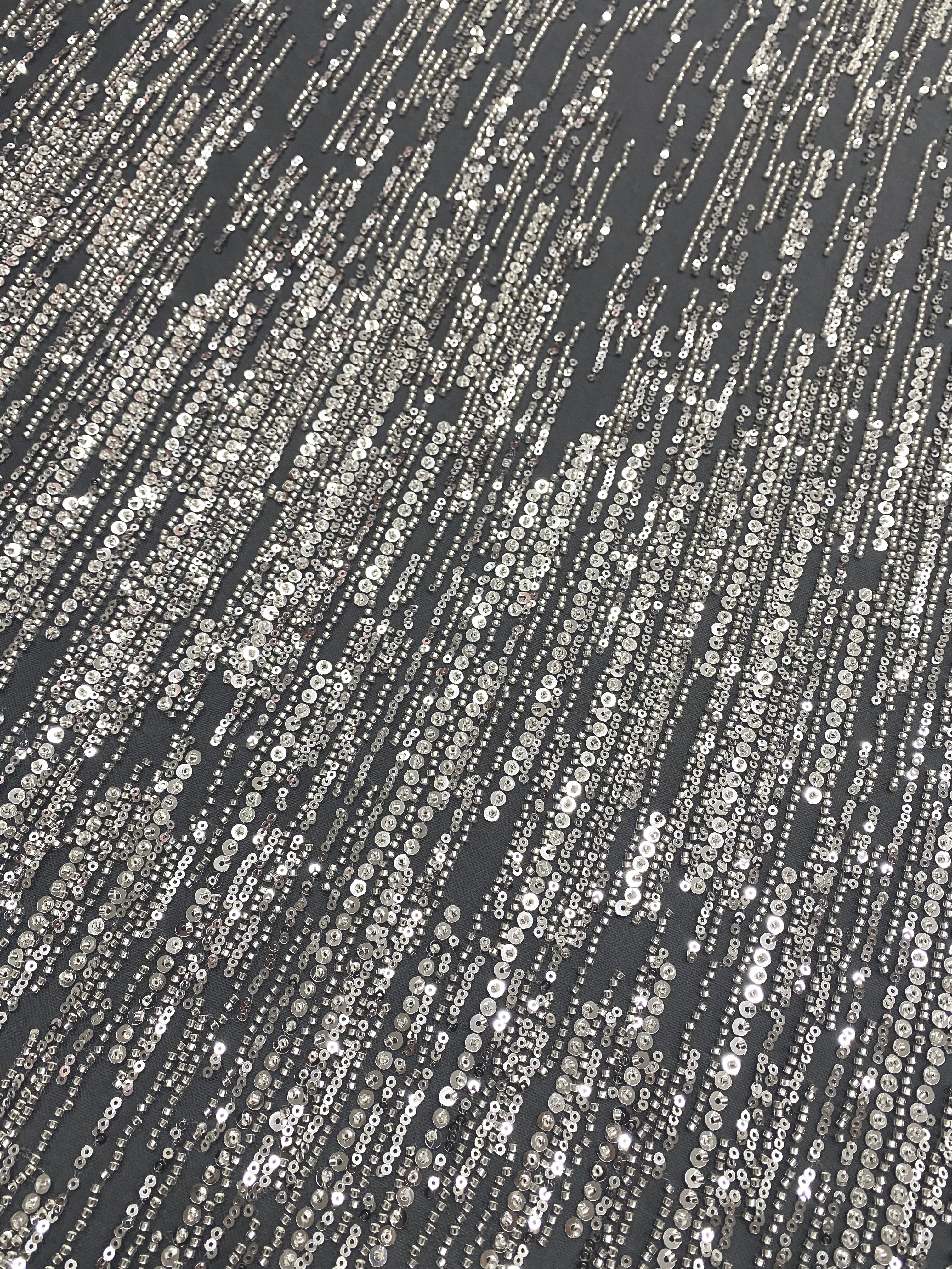 Csipke Couture ezüst színben antracitszürke tüllön, lineáris mintával, gyöngyökkel és flitterekkel