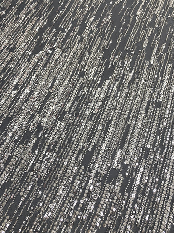 Csipke Couture ezüst színben antracitszürke tüllön, lineáris mintával, gyöngyökkel és flitterekkel