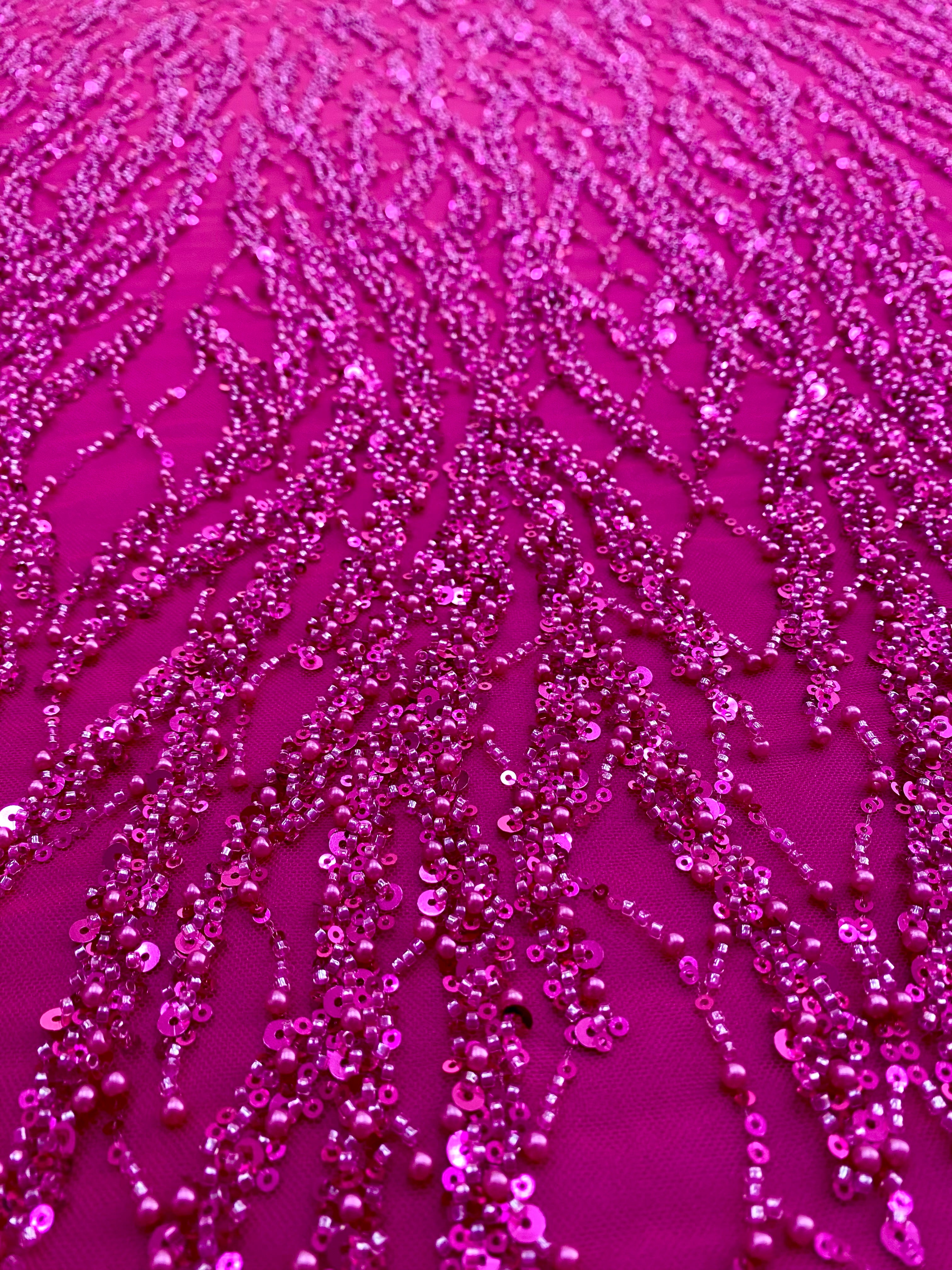Dantela Couture Fucsia gyöngysorokkal, gyöngyökkel és flitterekkel