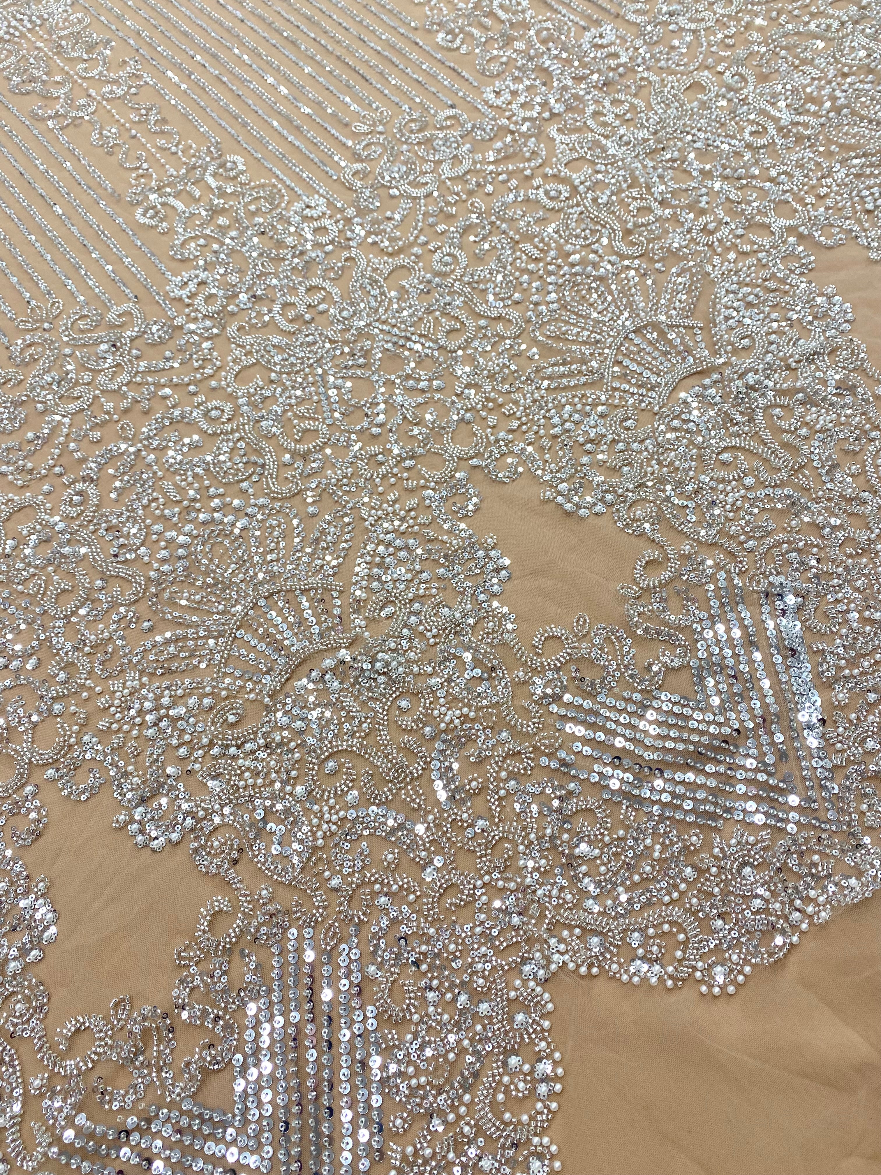 Csipke Couture ezüst tüllön, nude alapon, geometrikus mintával, gyöngyökkel, gyöngy díszítéssel és flitterekkel