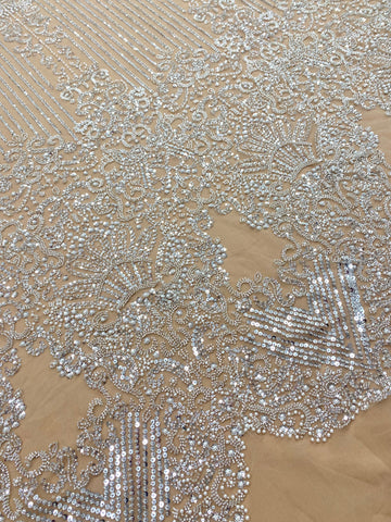 Csipke Couture ezüst tüllön, nude alapon, geometrikus mintával, gyöngyökkel, gyöngy díszítéssel és flitterekkel