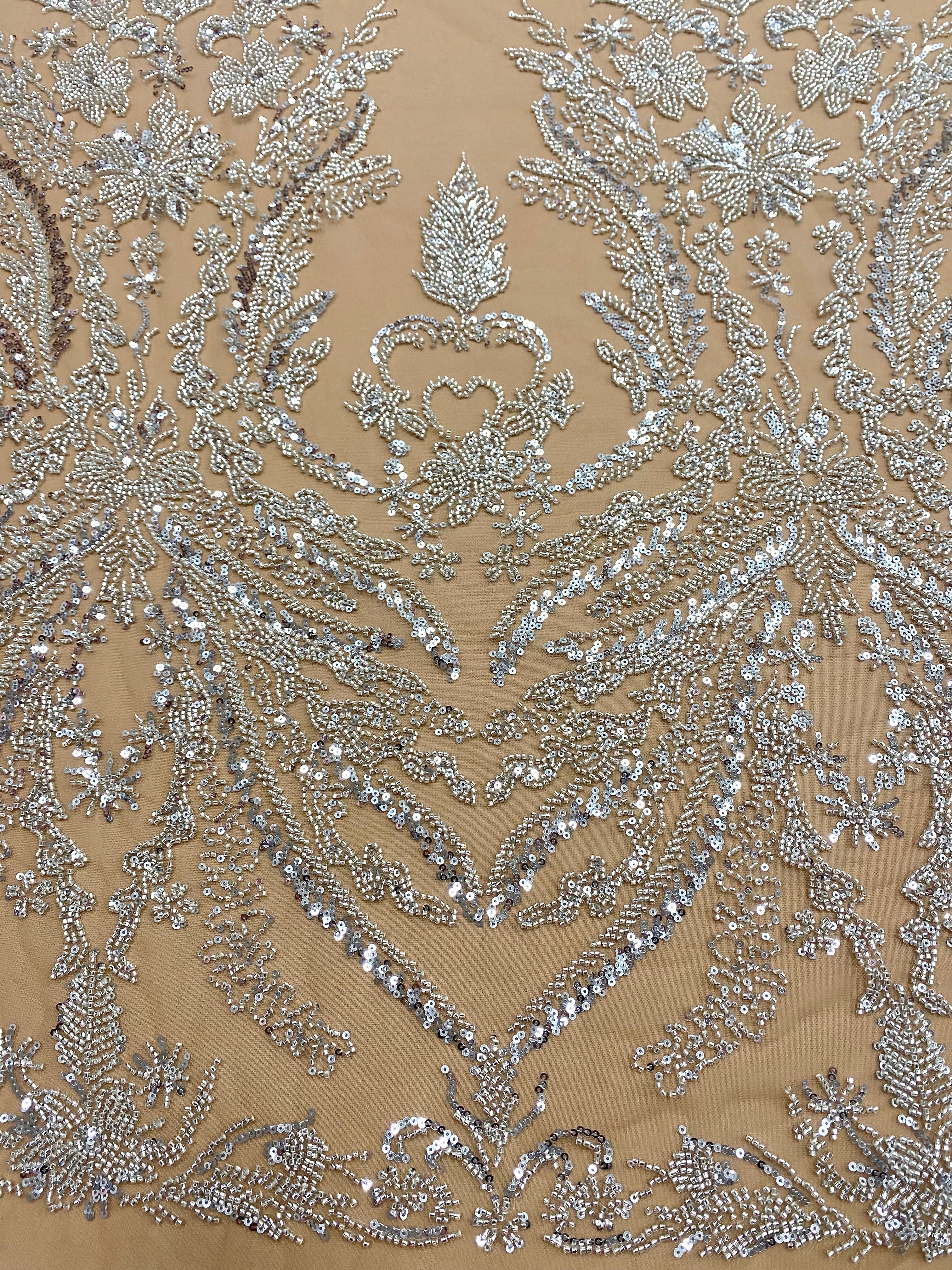 Csipke Couture ezüst tüll nude alapon, virágmintával, gyöngyökkel és flitterekkel