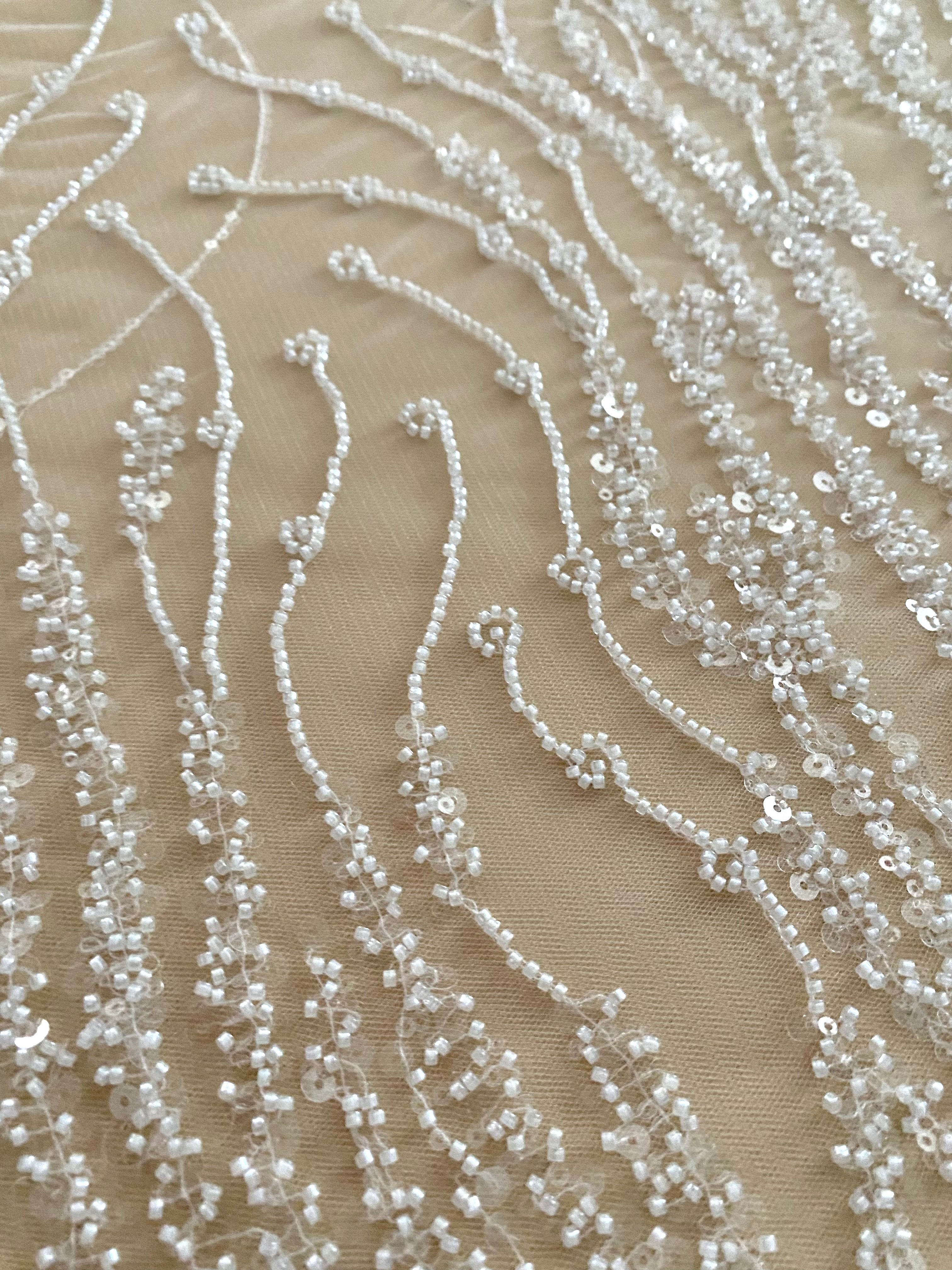 Dantela Couture Ivory gyöngyökkel és flitterekkel