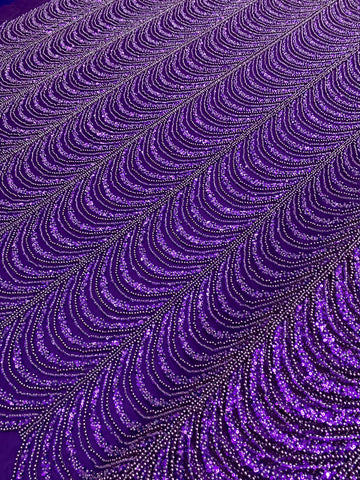 Sötétlila Couture csipke geometriai mintával, gyöngyökkel, gyöngyöcskékkel és flitterekkel