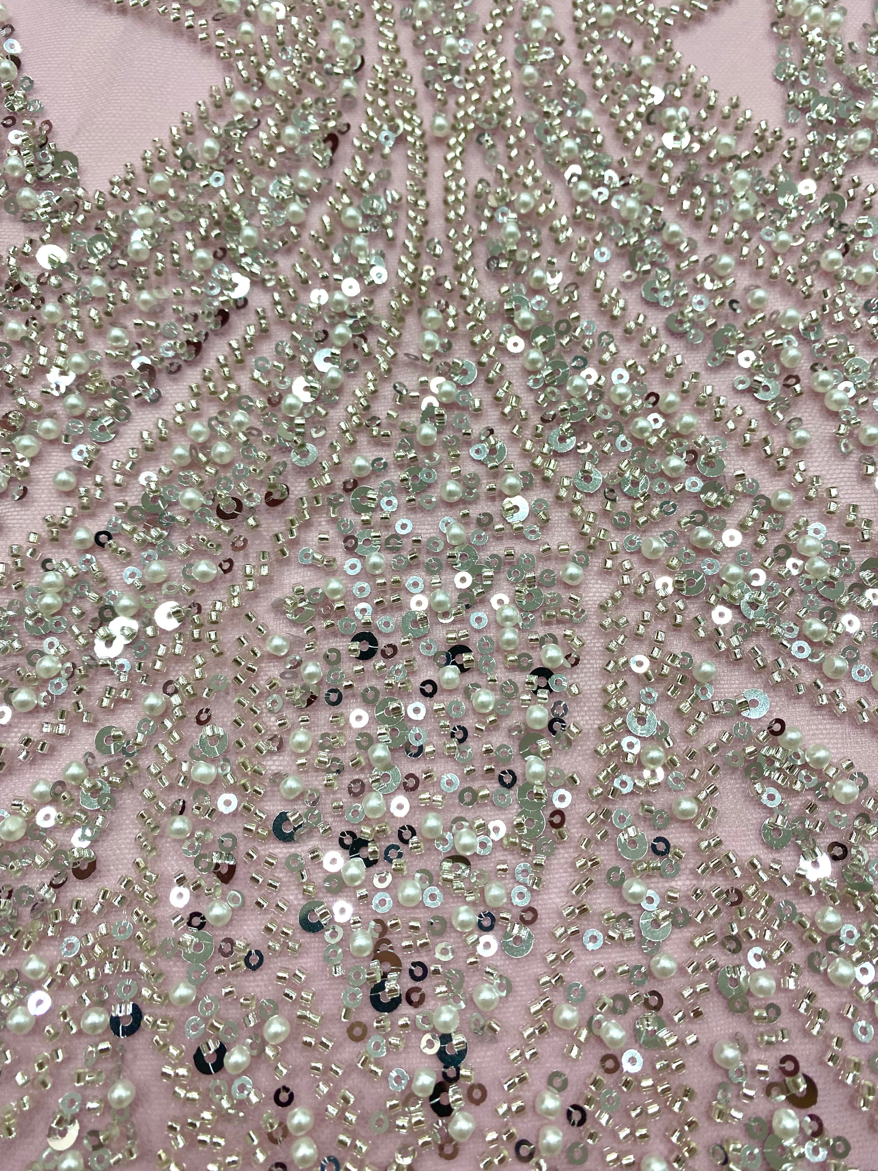 Dantela Couture Argintie pe Tulle Roz cu Panou, cu Perle, Margele si Paiete