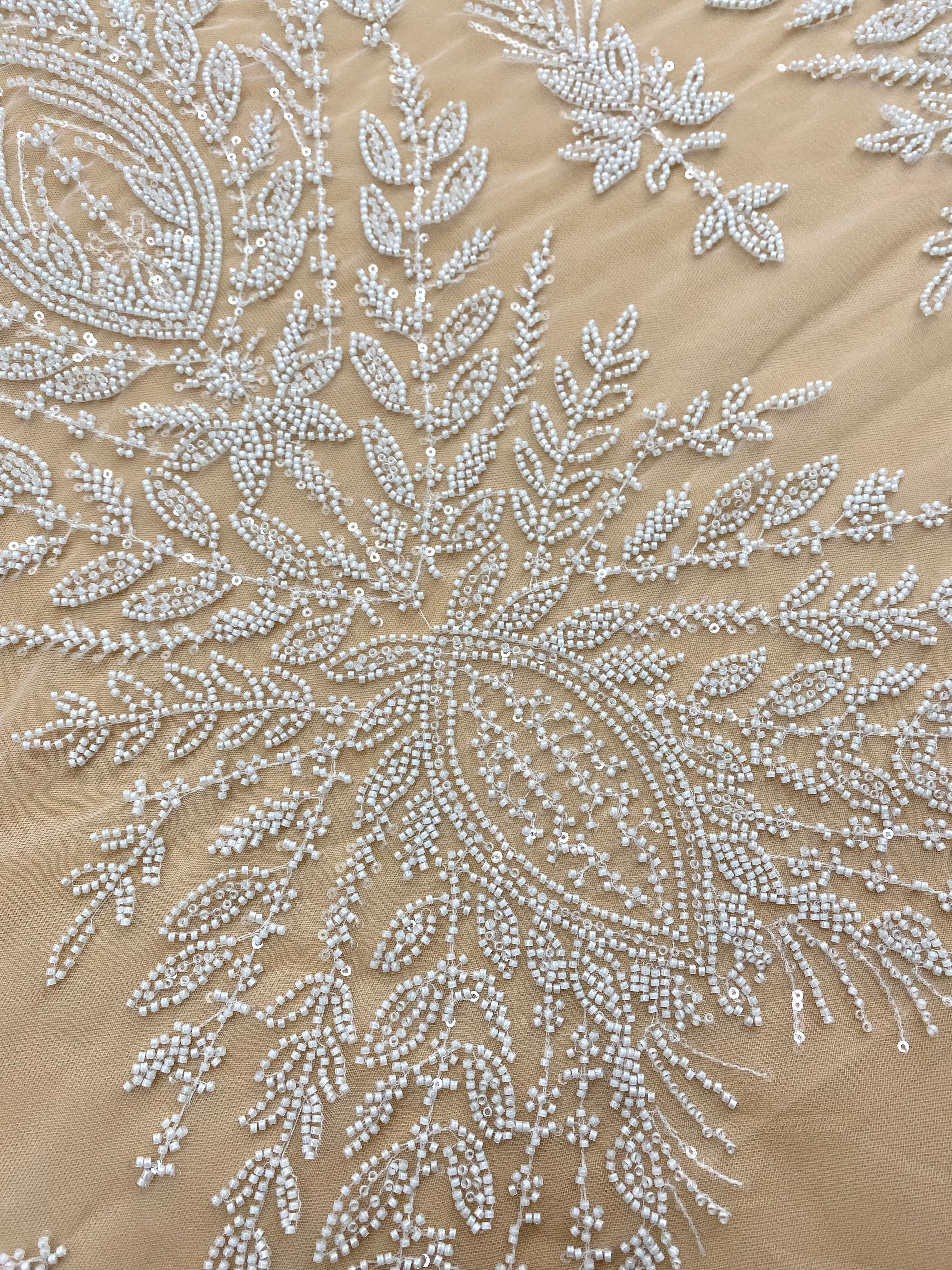 Dantela Couture Ivory szimmetrikus mintával, gyöngyökkel és flitterekkel